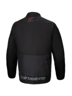 Veste Alpinestars Pro-Dura, vue de dos, veste d'enduro en textile noir, grande poche cargo arrière, logo étoile rouge sur le col, marquage Alpinestars gris sur l'ourlet inférieur, design tout-terrain robuste