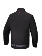Veste Softshell Alpinestars Lite-Dura, noir, vue arrière, avec un petit logo rouge sur le col, un grand marquage Alpinestars gris sur l'ourlet inférieur et une poche de rangement arrière verticale zippée, équipement technique tout-terrain pour l'enduro et le motocross.