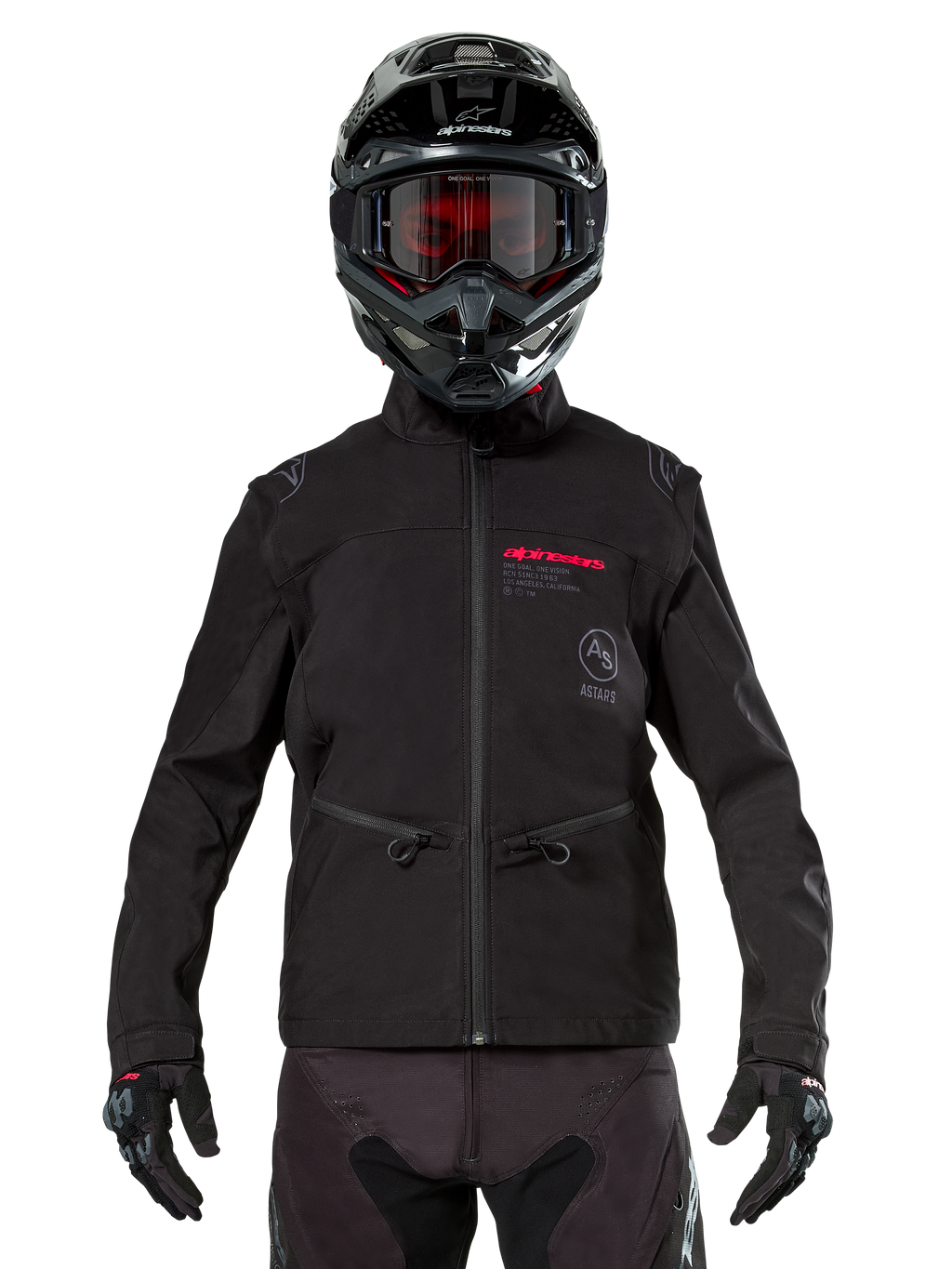 Pilote de motocross portant la veste softshell Alpinestars Lite-Dura noire, avec des détails de logos rouge et gris sur la poitrine, casque noir avec lunettes teintées en rouge, gants et pantalon noirs, vue de face d'un équipement de conduite technique tout-terrain