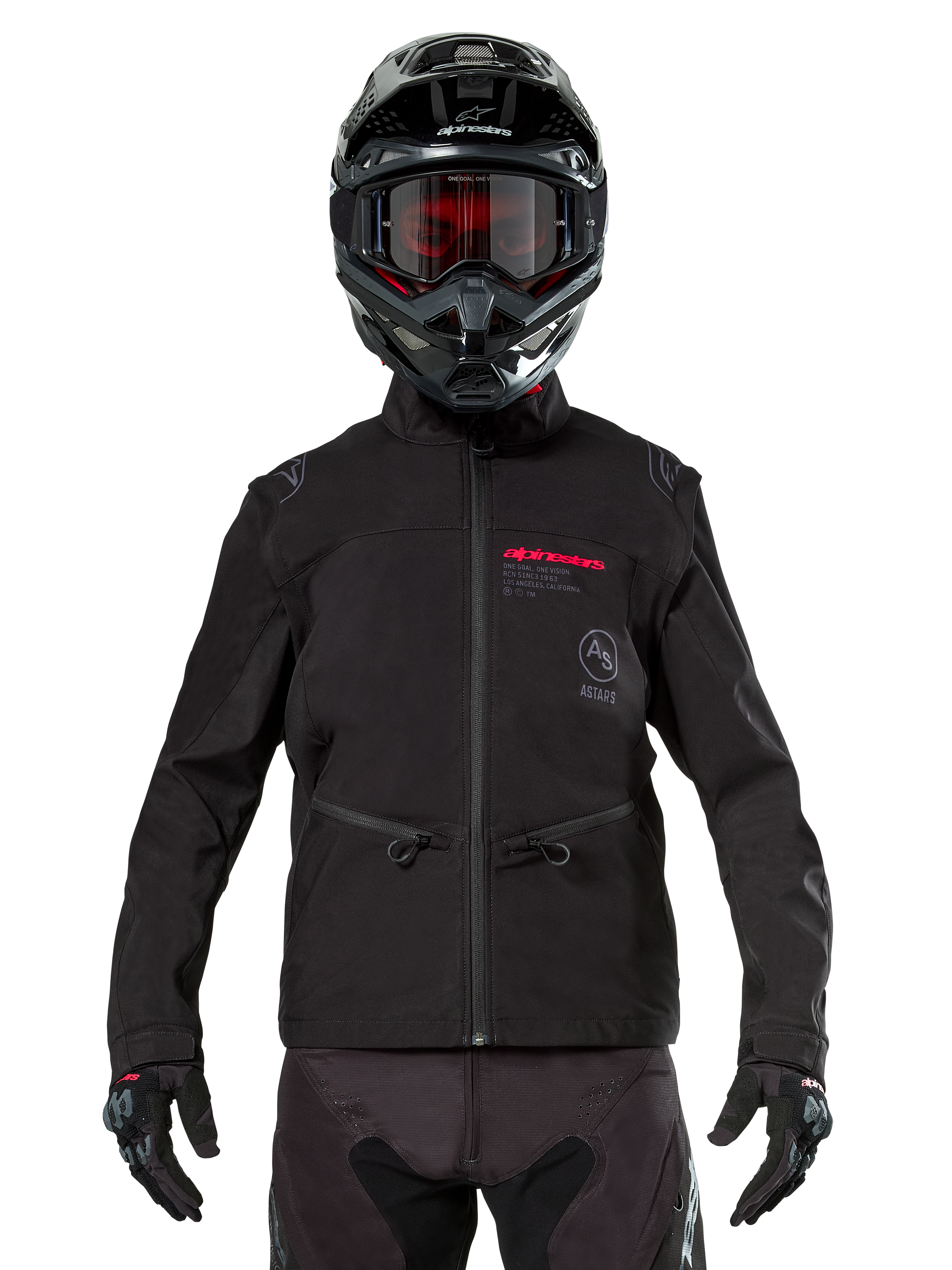 Pilote de motocross portant la veste softshell Alpinestars Lite-Dura noire, avec des détails de logos rouge et gris sur la poitrine, casque noir avec lunettes teintées en rouge, gants et pantalon noirs, vue de face d'un équipement de conduite technique tout-terrain