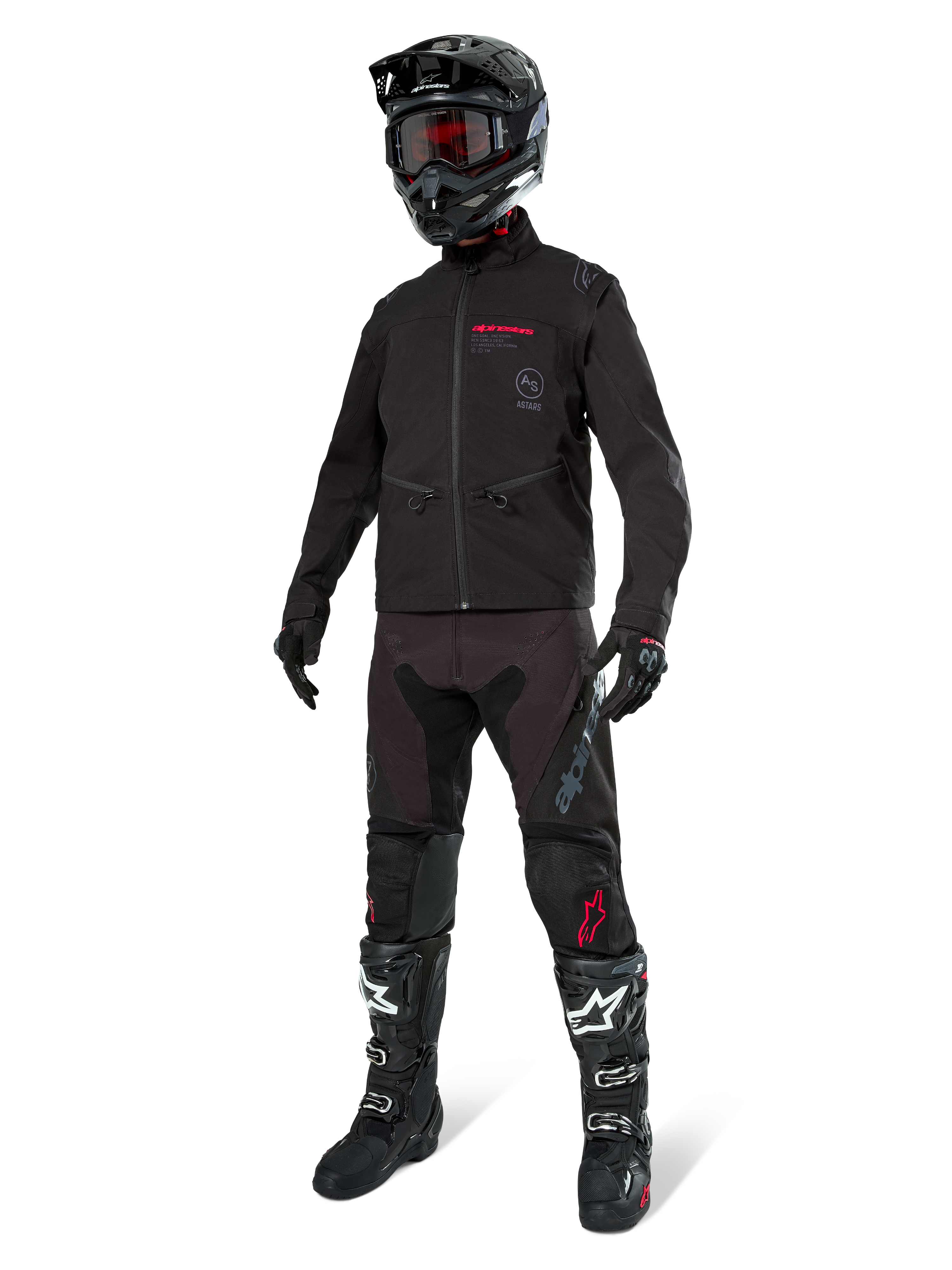 Veste Softshell Lite-Dura Alpinestars, noire, portée par un mannequin avec une tenue complète tout-terrain comprenant un pantalon noir, des bottes noires et blanches, un casque noir avec des lunettes rouges, équipement professionnel de motocross et d'enduro.