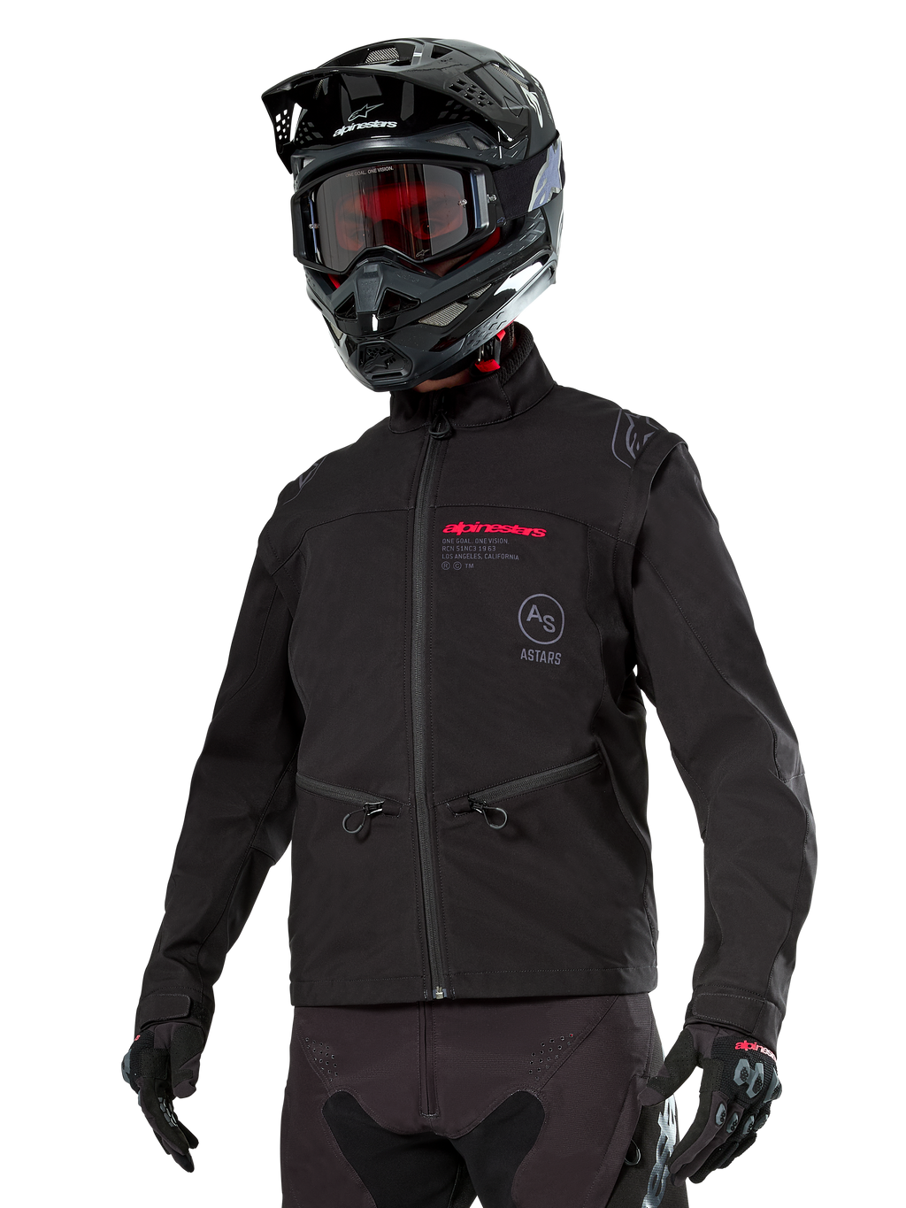 Alpinestars Lite-Dura Softshell Jacket, veste de moto tout-terrain noire avec logos rouges et logo AS, portée avec un casque de motocross noir, des lunettes rouges et des gants noirs, dotée de poches zippées et de poignets réglables, conçue pour l'enduro