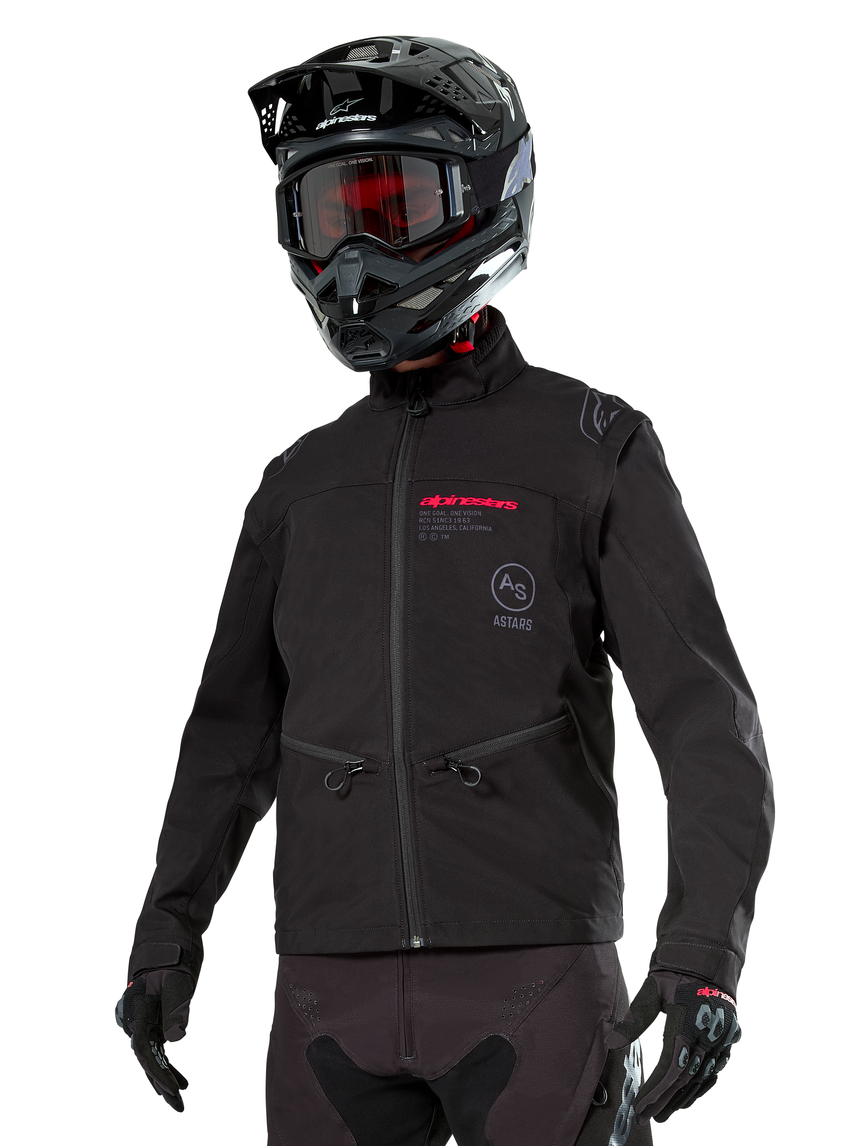 Alpinestars Lite-Dura Softshell Jacket, veste de moto tout-terrain noire avec logos rouges et logo AS, portée avec un casque de motocross noir, des lunettes rouges et des gants noirs, dotée de poches zippées et de poignets réglables, conçue pour l'enduro