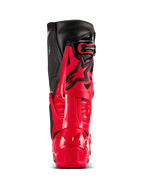 Bottes Alpinestars Tech 10 Enduro, rouge vif et noir, vue arrière présentant le Dynamic Heel Compression Protector et l'armature de flexion, équipement de motocross tout-terrain professionnel avec coque en TPU durable et panneaux supérieurs en cuir noir.