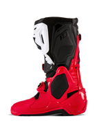 Bottes Alpinestars Tech 10 Enduro, bottes de motocross et d'enduro, rouge vif, noir et blanc, vue de profil avec une coque en TPU durable, plaque de tibia blanche et panneaux supérieurs noirs, conçues pour la performance tout-terrain.