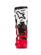 Bottes Alpinestars Tech 10 Enduro, bottes de motocross et d'enduro, rouge vif, noir et blanc, vue de face avec plaque de tibia blanche et logo Alpinestars noir, structure inférieure rouge et système de fermeture à boucles sécurisé, équipement de protection haute performance pour le tout-terrain.