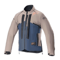 Veste Alpinestars Techdura, veste de moto tout-terrain, Falcon Brown et Night Navy, vue de face, construction bicolore avec marquage Alpinestars vertical noir, logo orange sur l'épaule, col haut et fermeture éclair frontale, vêtement technique pour l'enduro et le pilotage d'aventure.