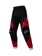 Alpinestars 2025 Kids Racer Veil Pants, pantalon de motocross pour enfant, noir et rouge vif, logos blancs sur les cuisses et les genoux, bas de jambes blancs, conception ergonomique pré-cintrée, matériau durable pour la course tout-terrain
