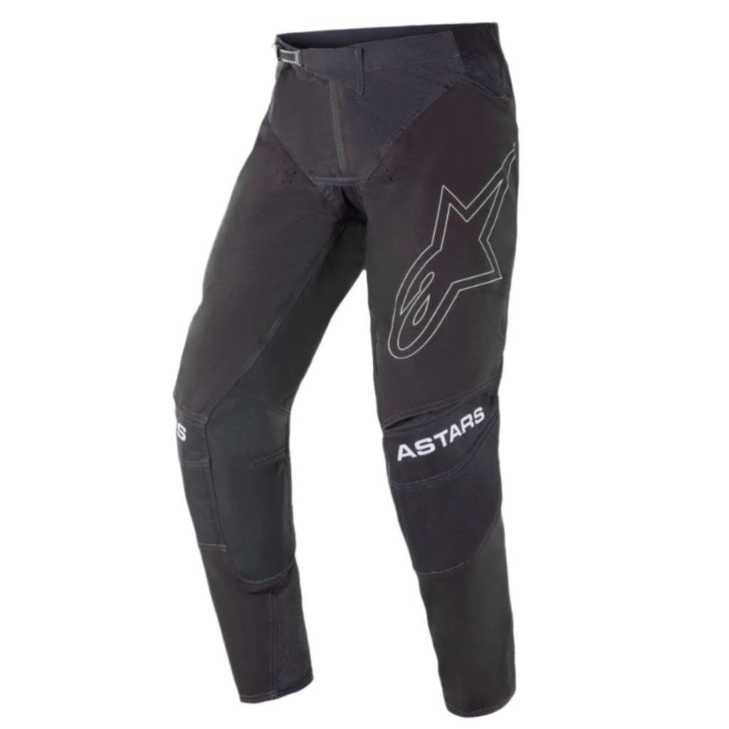Alpinestars Techstar Phantom Pants 2021, pantalon de motocross, noir avec accents blancs, grand logo étoile en contour sur la cuisse, marquage ASTARS aux genoux, tissu technique rip-stop avec zones perforées et construction de genou 3D Babel pour la performance tout-terrain