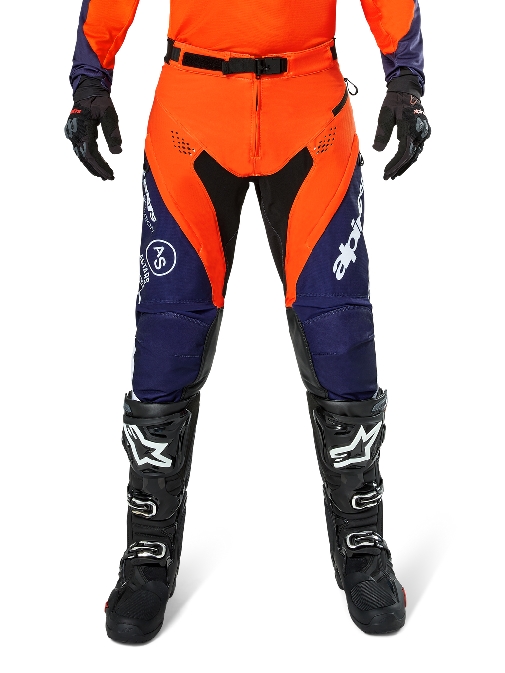 Pantalon Alpinestars Pro-Dura, pantalon de motocross et d'enduro, bleu marine, orange vif et blanc, avec empiècements noirs et logos blancs, porté avec des bottes et des gants tout-terrain noirs, équipement de protection professionnel pour le trail et le tout-terrain