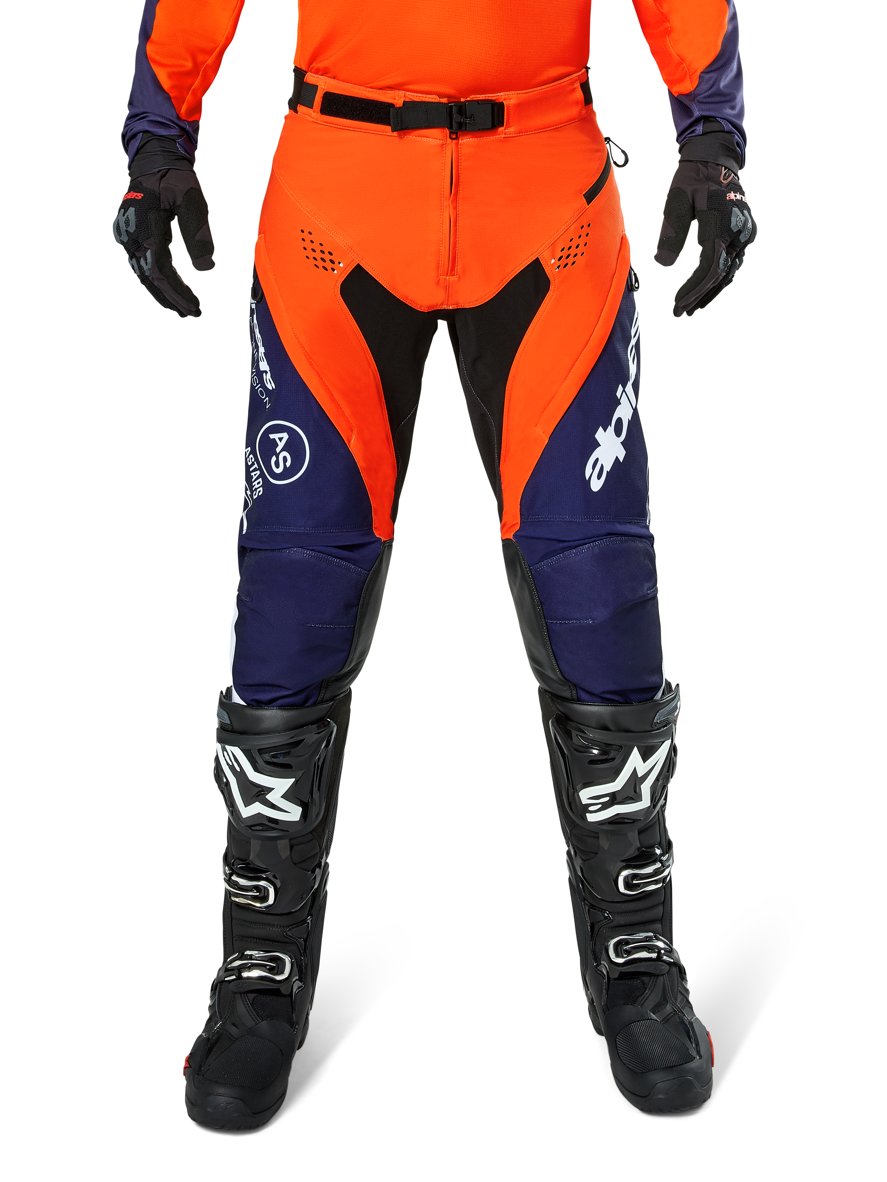 Pantalon Alpinestars Pro-Dura, pantalon de motocross et d'enduro, bleu marine, orange vif et blanc, avec empiècements noirs et logos blancs, porté avec des bottes et des gants tout-terrain noirs, équipement de protection professionnel pour le trail et le tout-terrain