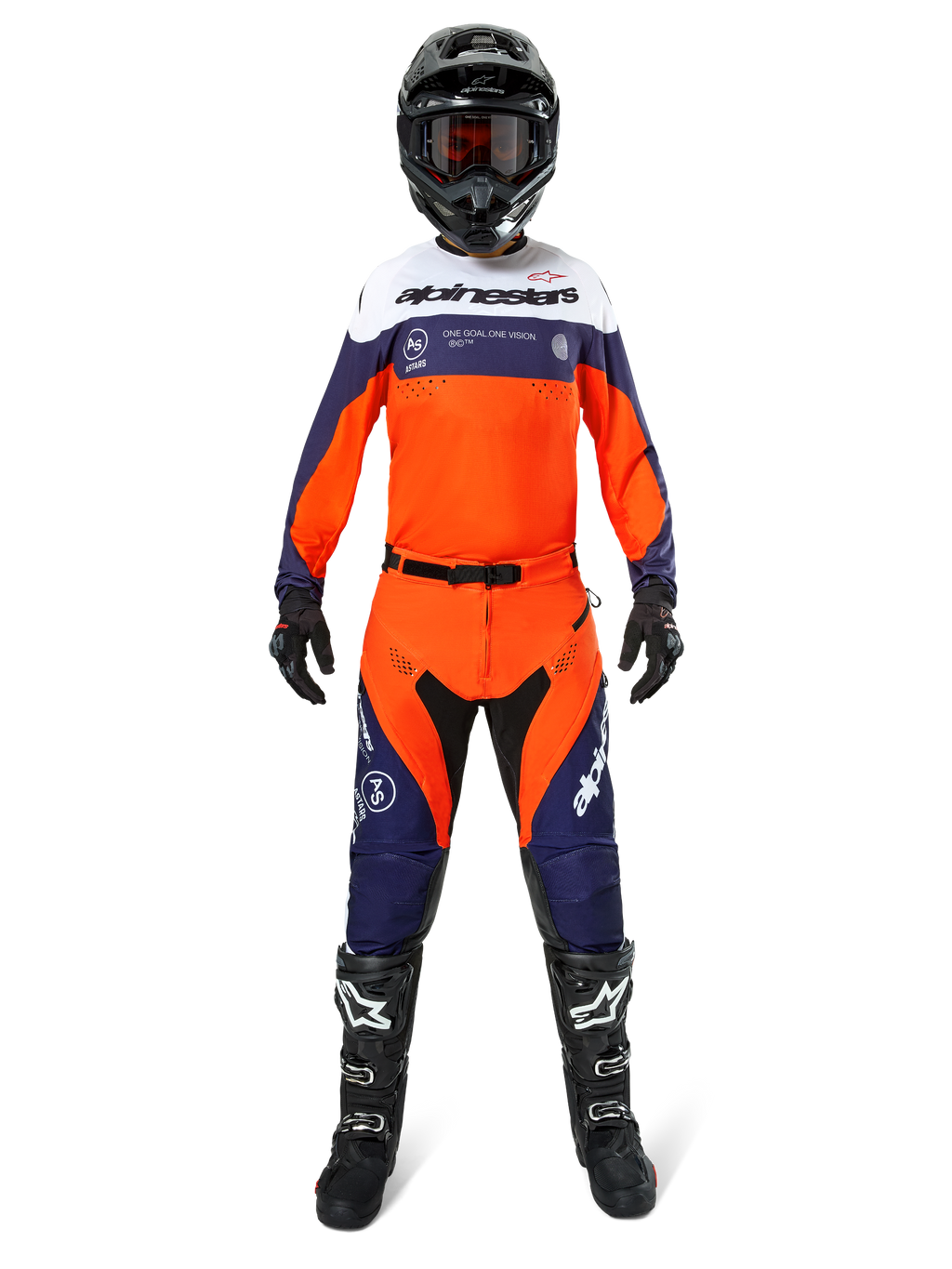 Pilote de motocross portant le pantalon Alpinestars Pro-Dura en Navy Hot Orange White, avec un maillot à manches longues assorti, un casque noir avec lunettes, des gants noirs et des bottes de motocross noires, équipement complet de course tout-terrain.