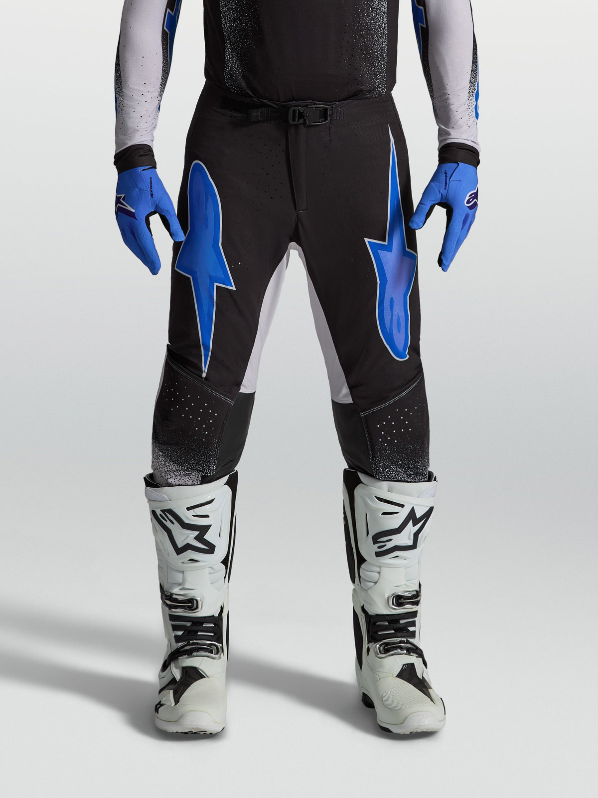 Alpinestars Supertech Hiten AFD, pantalons de motocross pour homme, noirs et bleus, construction en ripstop extensible léger.