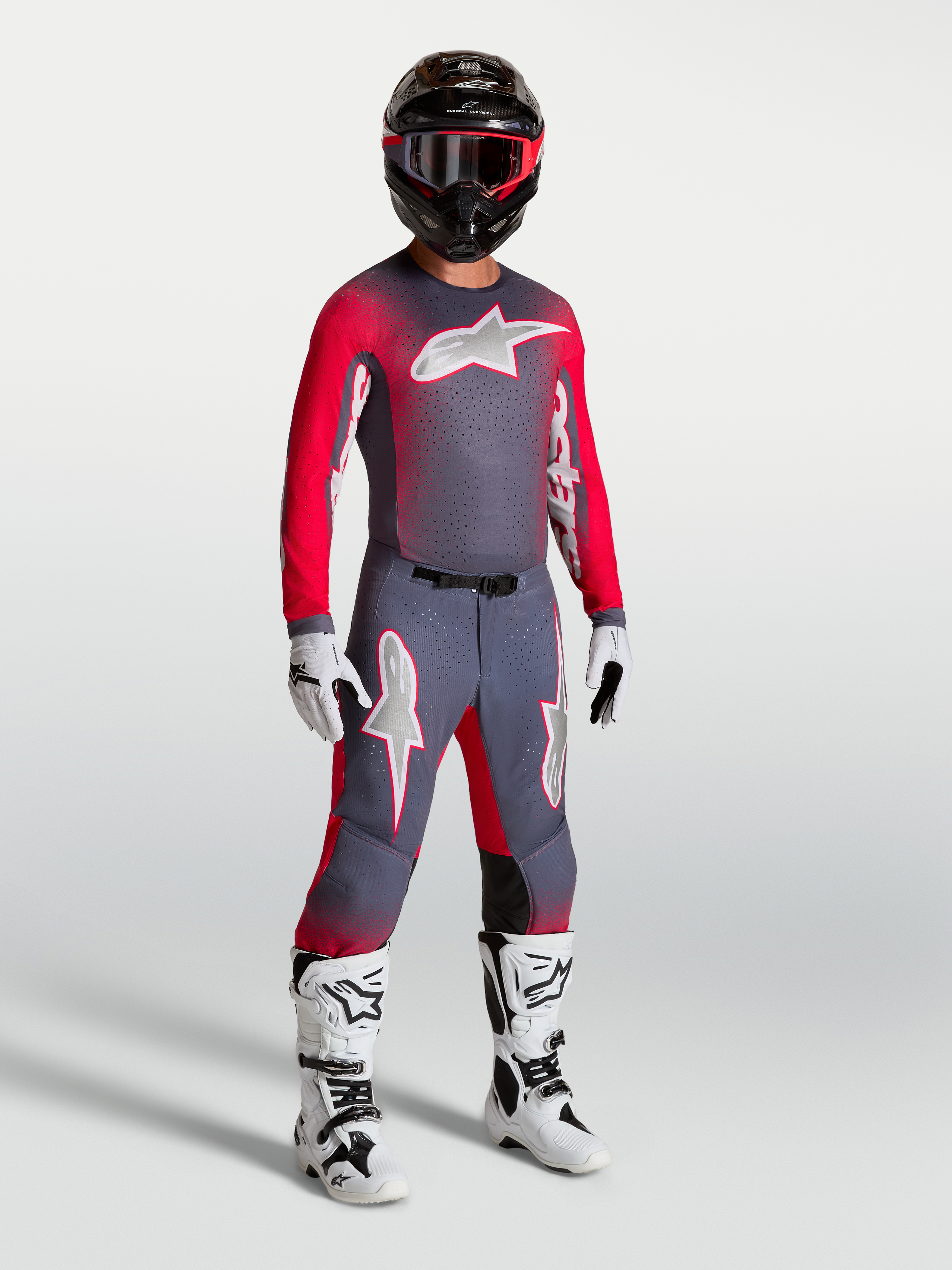 Alpinestars Supertech Hiten AFD Pants AND Supertech Hiten AFD Gear Set, ensemble de motocross pour homme, gris et rouge fluo, tenue technique portée avec casque et bottes.