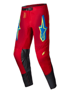 Pantalon Alpinestars Supertech Maker 2025, pantalon de motocross, rouge vif avec des accents jaune fluo et bleus, doté de grands logos étoilés sur les cuisses et d'empiècements intérieurs aux genoux en cuir noir, fermeture magnétique à la taille, équipement de course tout-terrain professionnel