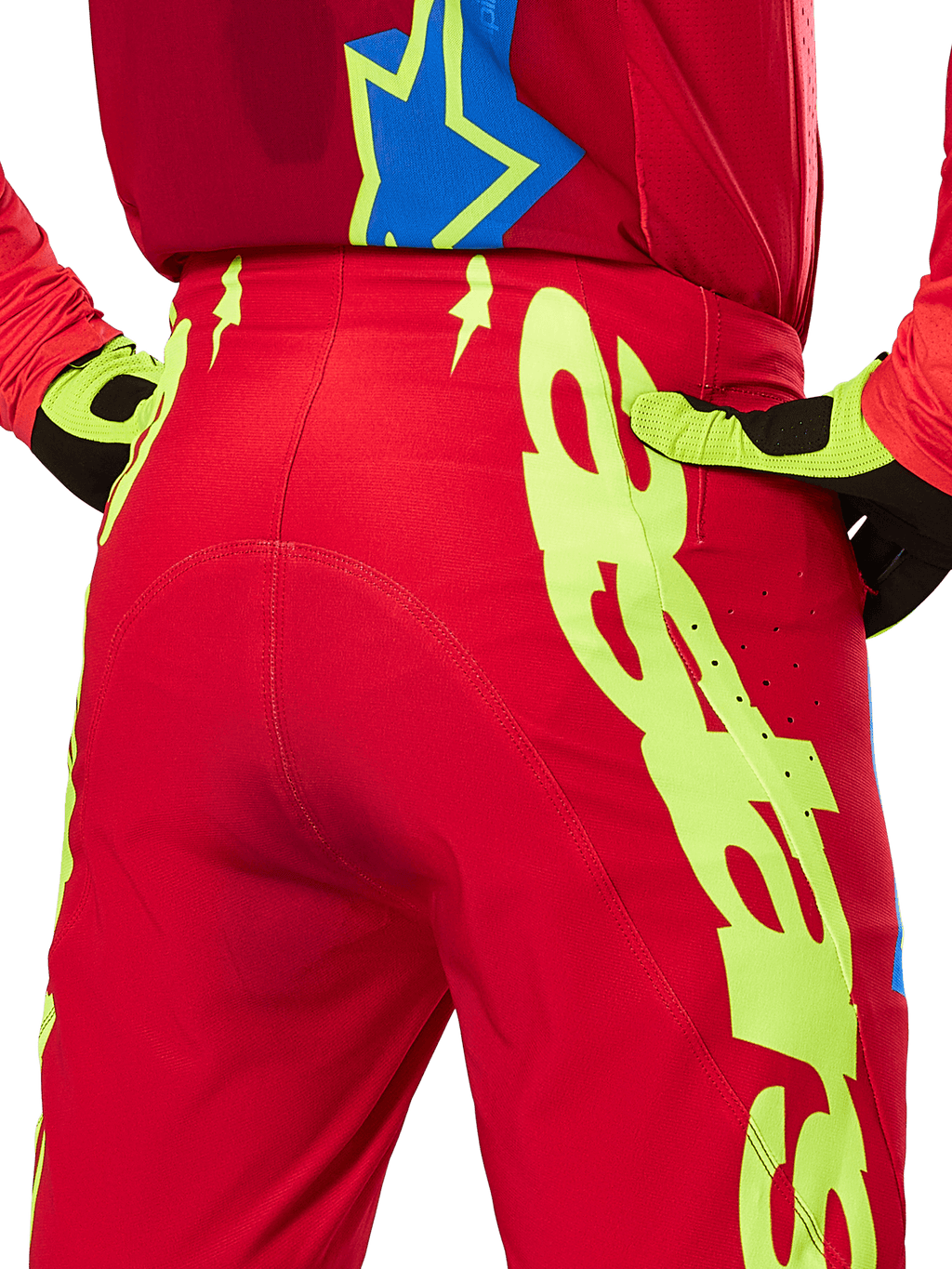 Alpinestars 2025 Supertech Maker Pants, pantalon de motocross, rouge vif et jaune fluo, vue arrière présentant de larges graphismes jaunes sur les jambes et des gants assortis jaune fluo et noir, équipement de course professionnel tout-terrain