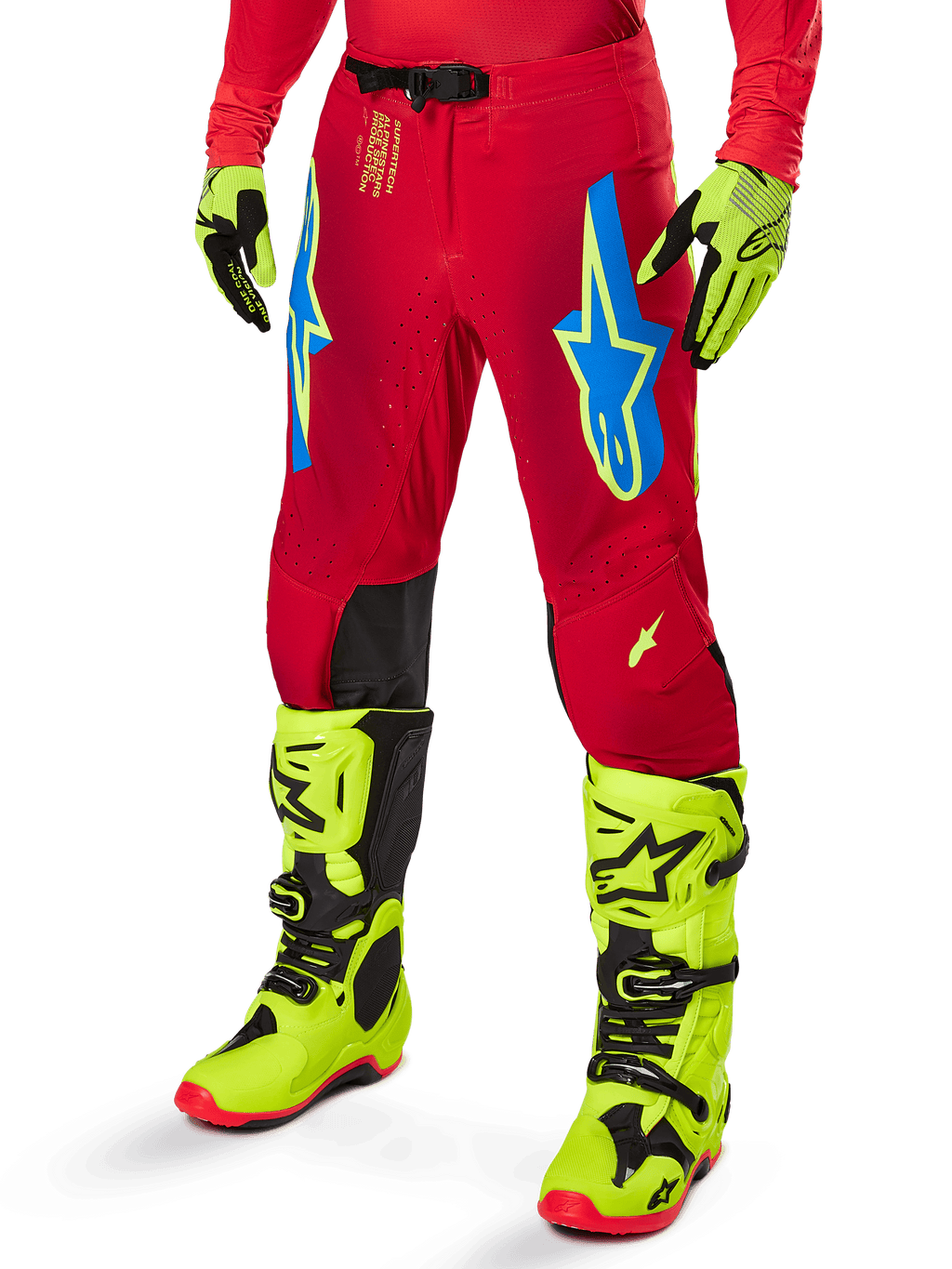 Pantalon Alpinestars Supertech Maker 2025, pantalon de course de motocross, rouge vif avec logos étoiles bleus et jaunes, empiècements noirs aux genoux, ventilations perforées, coordonné avec des bottes et des gants jaune fluo
