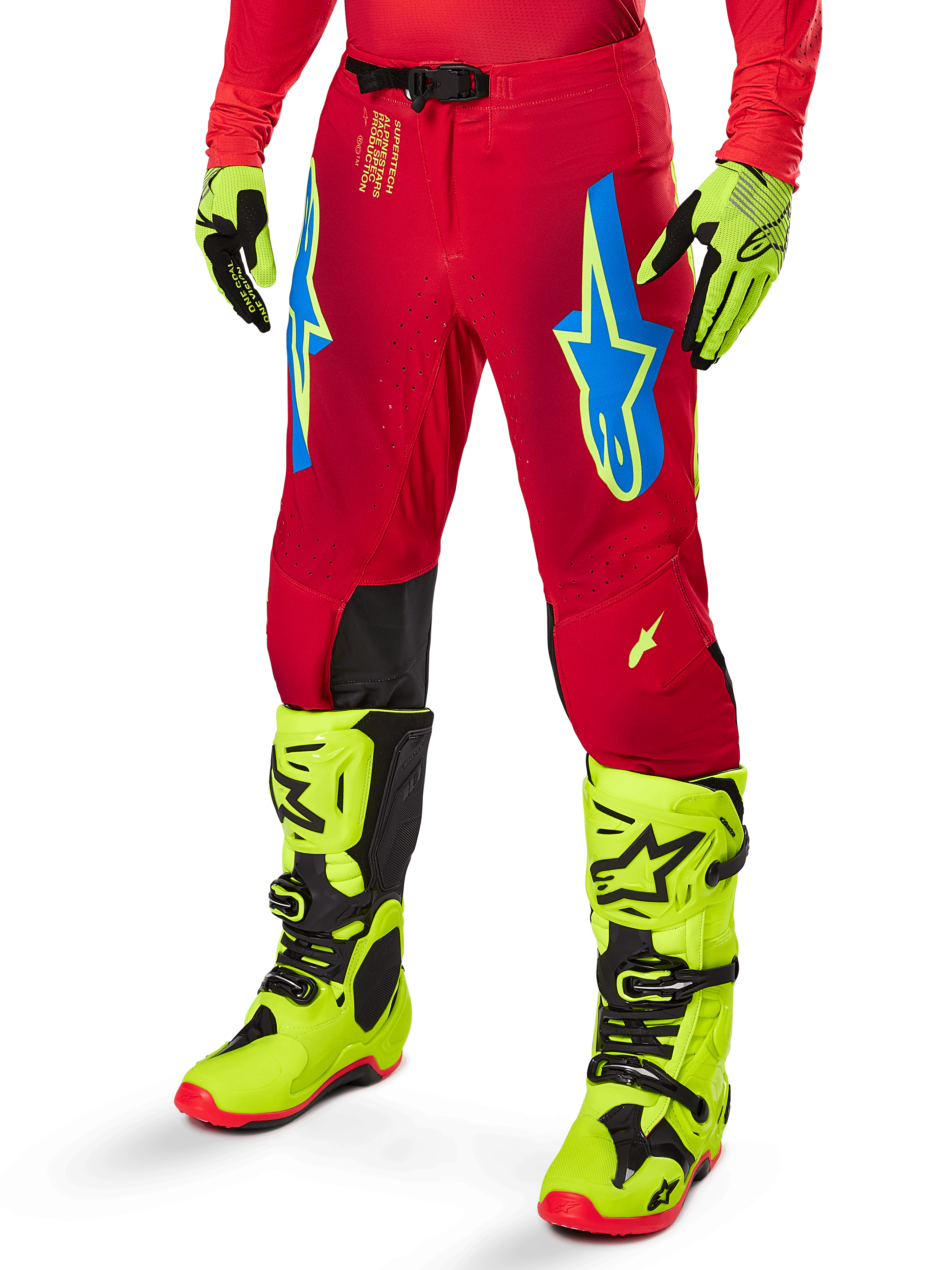 Pantalon Alpinestars Supertech Maker 2025, pantalon de course de motocross, rouge vif avec logos étoiles bleus et jaunes, empiècements noirs aux genoux, ventilations perforées, coordonné avec des bottes et des gants jaune fluo