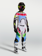 Pantalon Alpinestars Supertech Dyna, tenue de motocross homme, lilas clair et vert fluo, porté avec un kit de course complet.