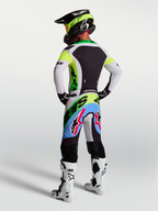 Alpinestars Supertech Dyna, équipement de motocross pour homme, vert fluo, noir et lilas clair, comprenant pantalon et maillot de course, vue de dos.