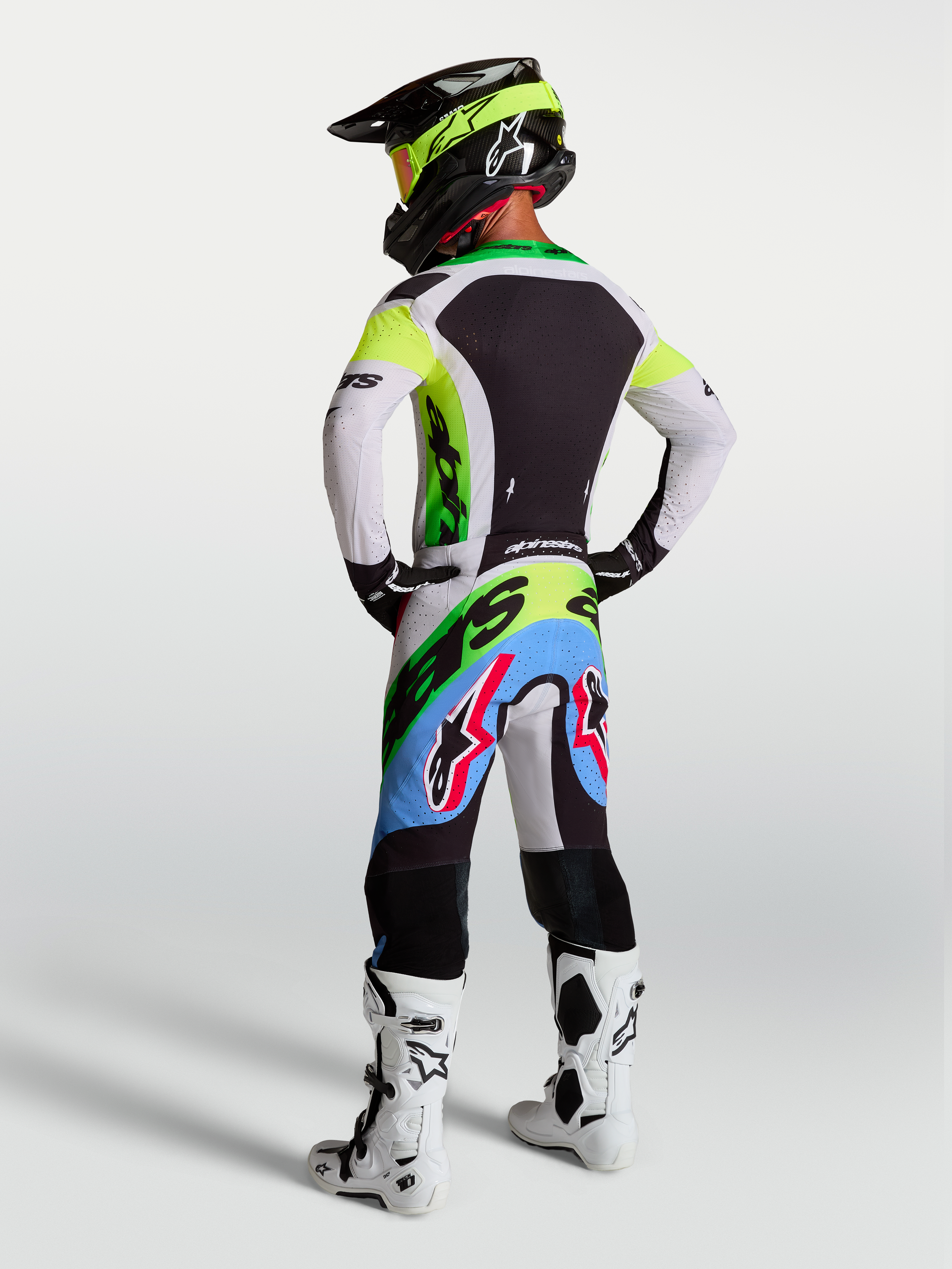 Alpinestars Supertech Dyna, équipement de motocross pour homme, vert fluo, noir et lilas clair, comprenant pantalon et maillot de course, vue de dos.