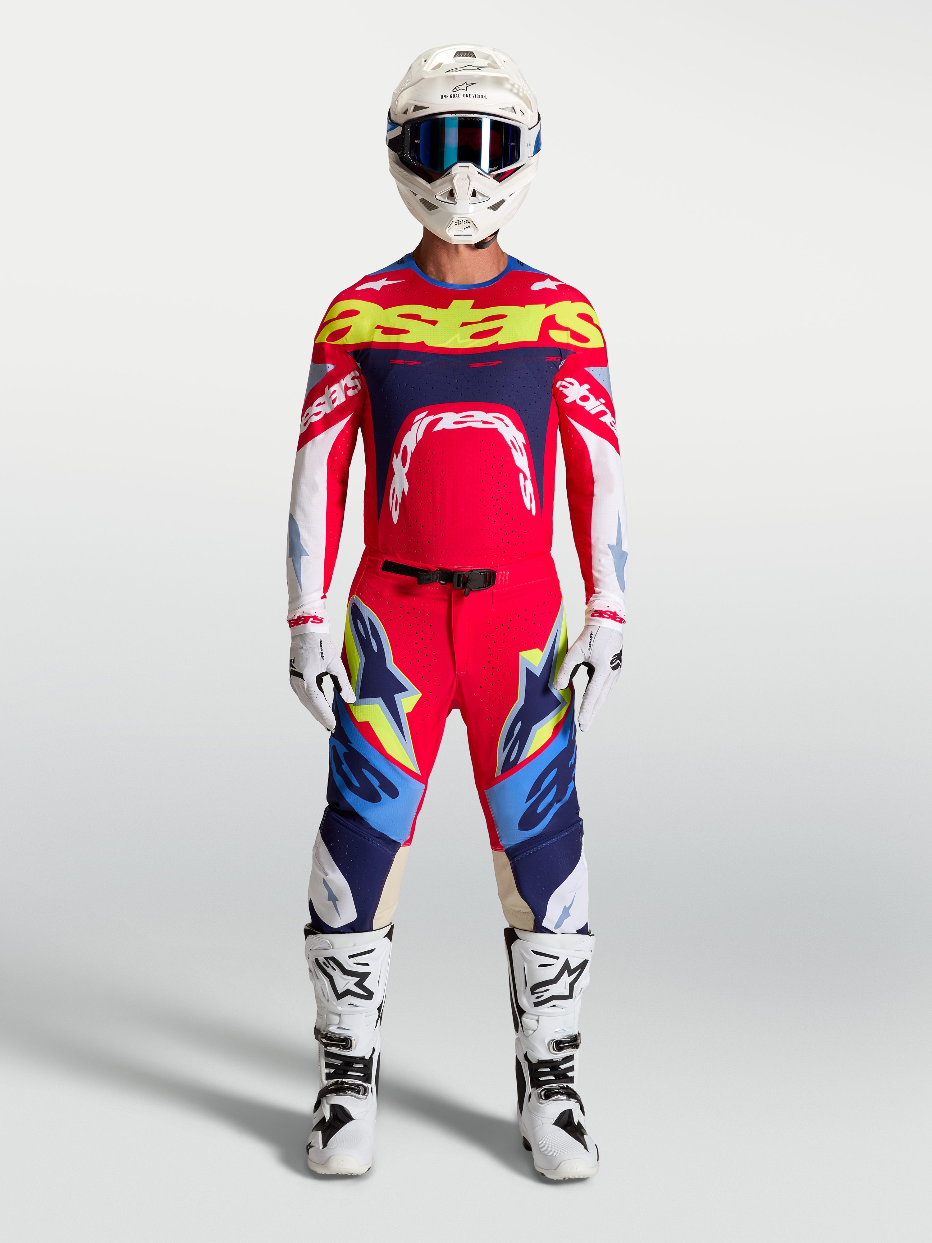 Alpinestars Supertech Dyna Gear Set AND Pantalon Supertech Dyna, ensemble de motocross pour homme, rouge et bleu marine, coupe athlétique pro-rider, tenue de course complète avec casque et bottes blanches.