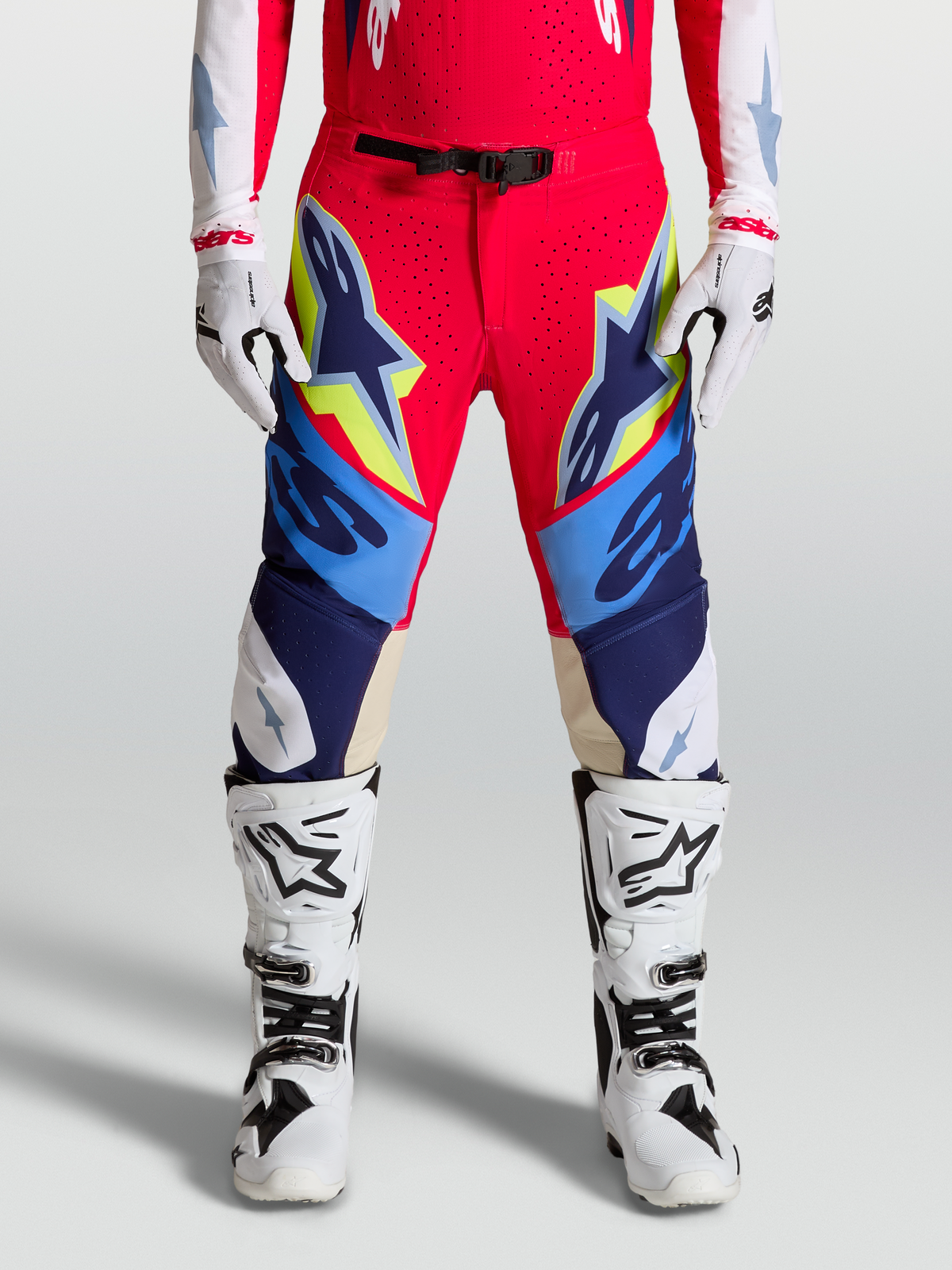 Alpinestars Pantalon Supertech Dyna, équipement de motocross pour homme, rouge et bleu avec accents jaunes, panneaux en cuir de chèvre et boucle magnétique
