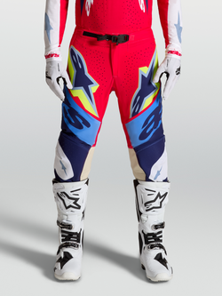 Alpinestars Pantalon Supertech Dyna, équipement de motocross pour homme, rouge et bleu avec accents jaunes, panneaux en cuir de chèvre et boucle magnétique
