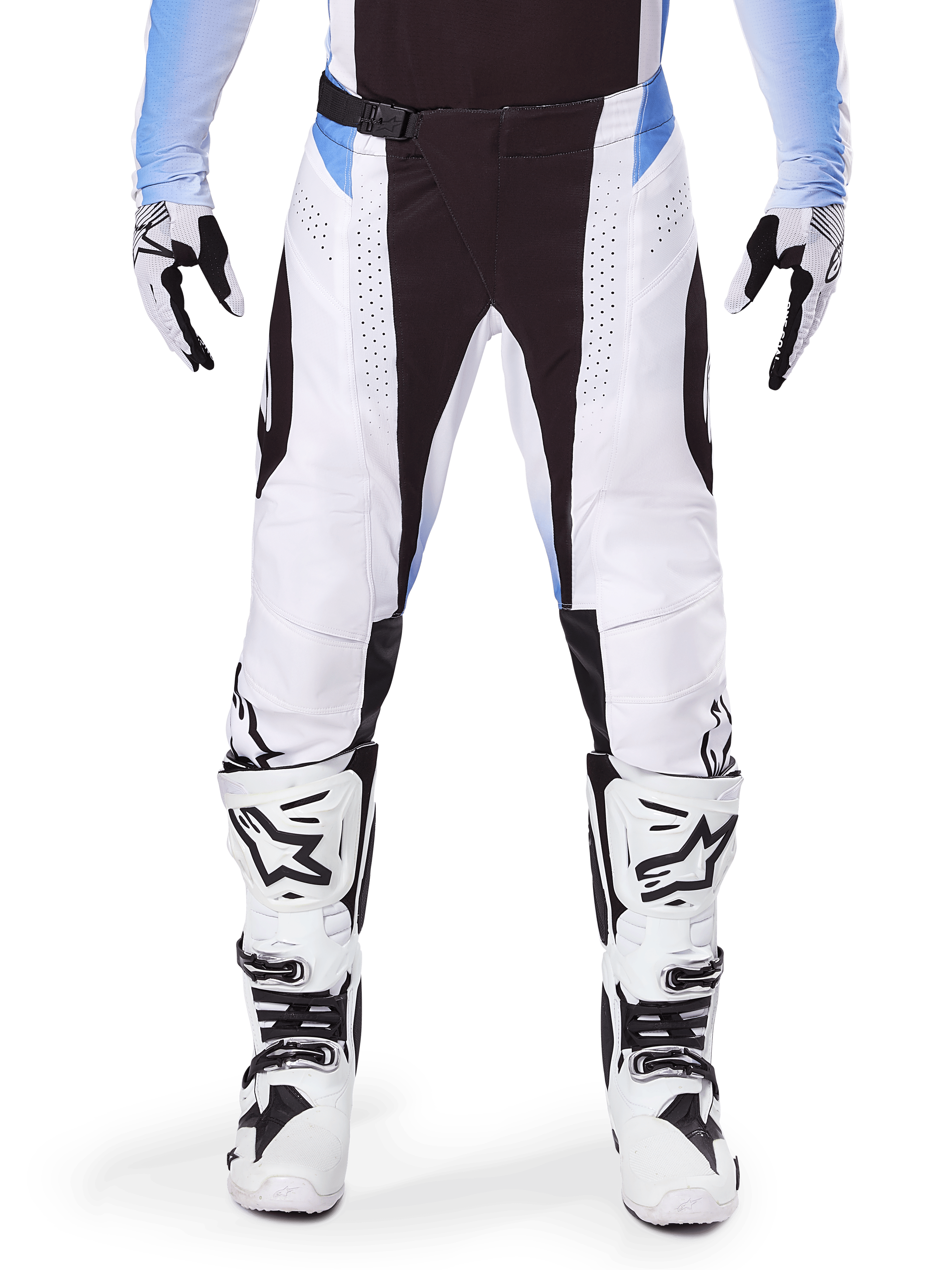 Alpinestars Techstar Melt Pants 2025, pantalon de motocross, blanc et noir avec des accents bleu clair, porté avec des bottes et des gants blancs et noirs assortis, doté de perforations découpées au laser et d'un design de course haute performance.