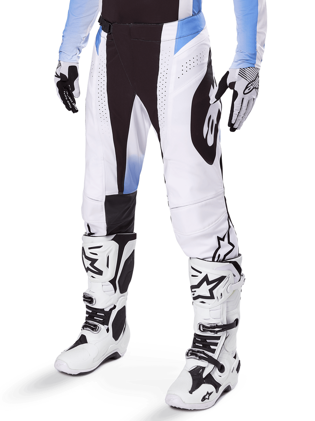 Alpinestars 2025 Techstar Melt Pants, pantalon de motocross, blanc et noir avec des accents bleus, avec perforations laser pour la ventilation et construction de genou Babel, porté avec des bottes et des gants de motocross blancs assortis, design de course tout-terrain athlétique