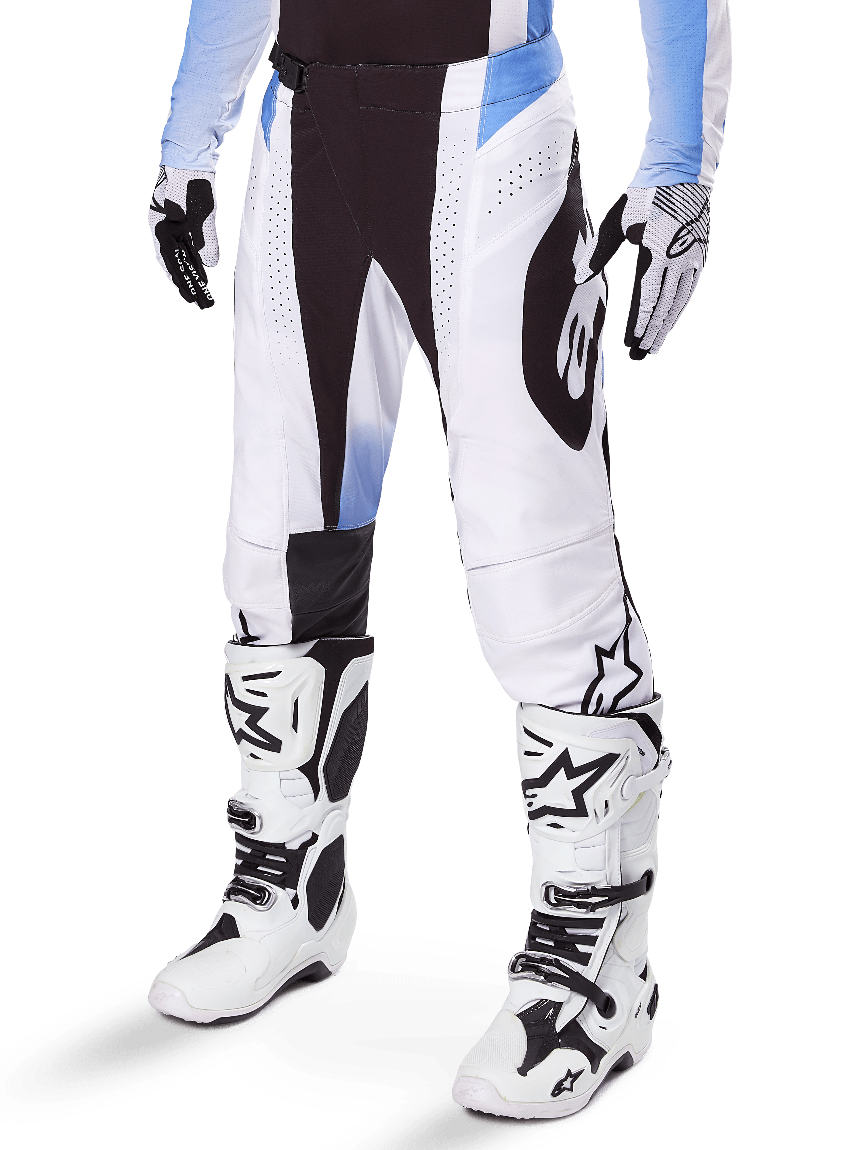 Alpinestars 2025 Techstar Melt Pants, pantalon de motocross, blanc et noir avec des accents bleus, avec perforations laser pour la ventilation et construction de genou Babel, porté avec des bottes et des gants de motocross blancs assortis, design de course tout-terrain athlétique