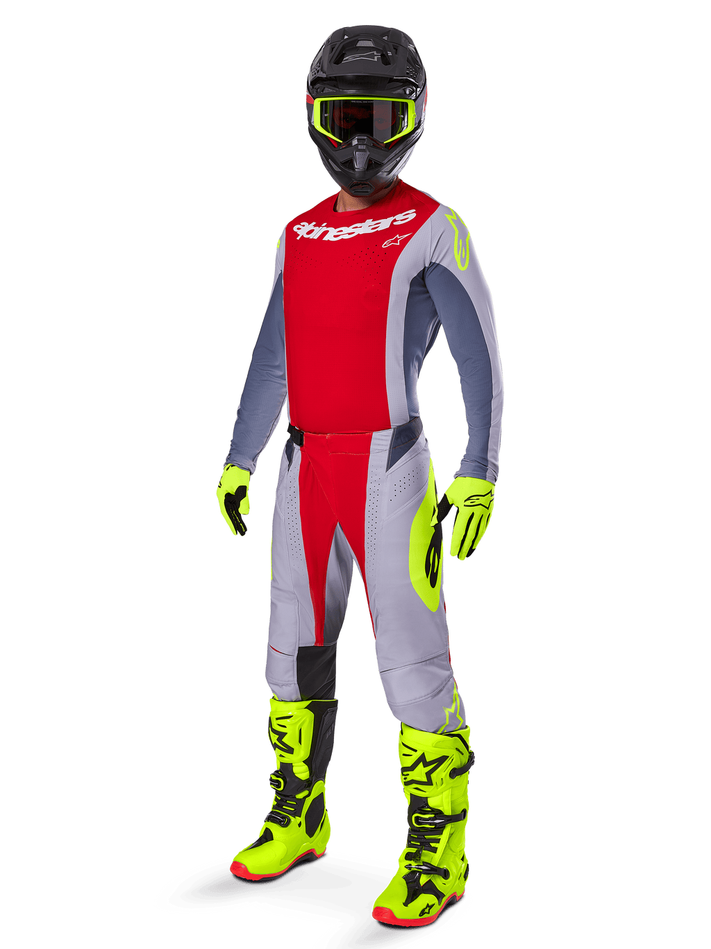 Pilote de motocross portant l'ensemble Alpinestars 2025 Techstar Melt, maillot et pantalon rouge et gris, gants et bottes jaune néon éclatant, casque noir, tenue de course tout-terrain complète