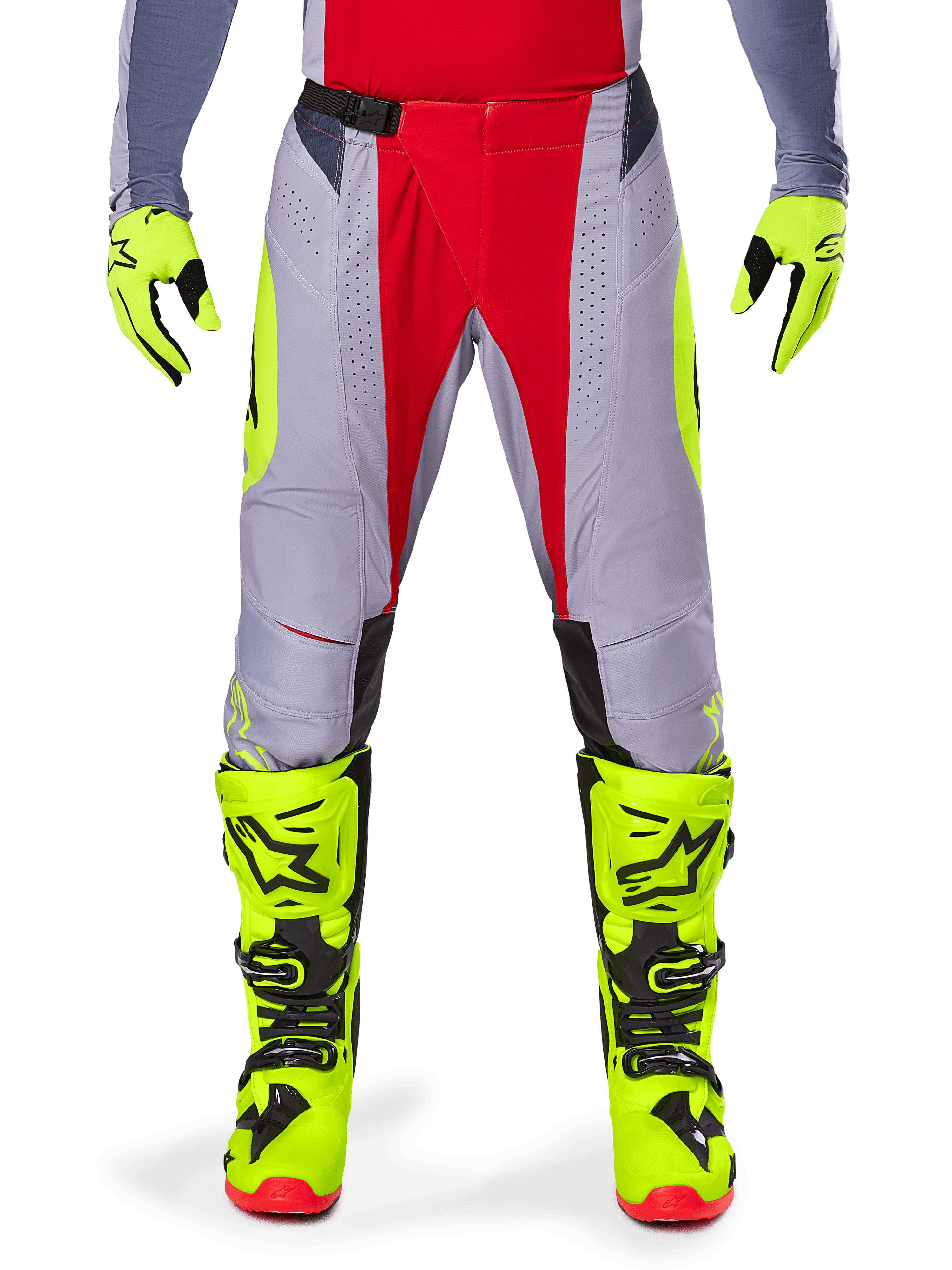 Alpinestars Techstar Melt Pants 2025, pantalon de motocross, rouge vif et gris avec des accents jaune fluo, porté avec des gants et des bottes jaune fluo assortis, doté d'une boucle de taille magnétique et de perforations laser pour la ventilation
