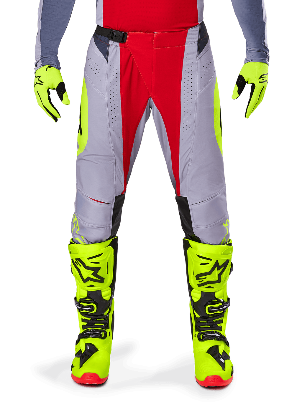 Alpinestars Techstar Melt Pants 2025, pantalon de motocross, rouge et gris avec accents jaune fluo, perforations découpées au laser pour la ventilation, porté avec des gants et des bottes jaune fluo, équipement haute performance pour la course tout-terrain