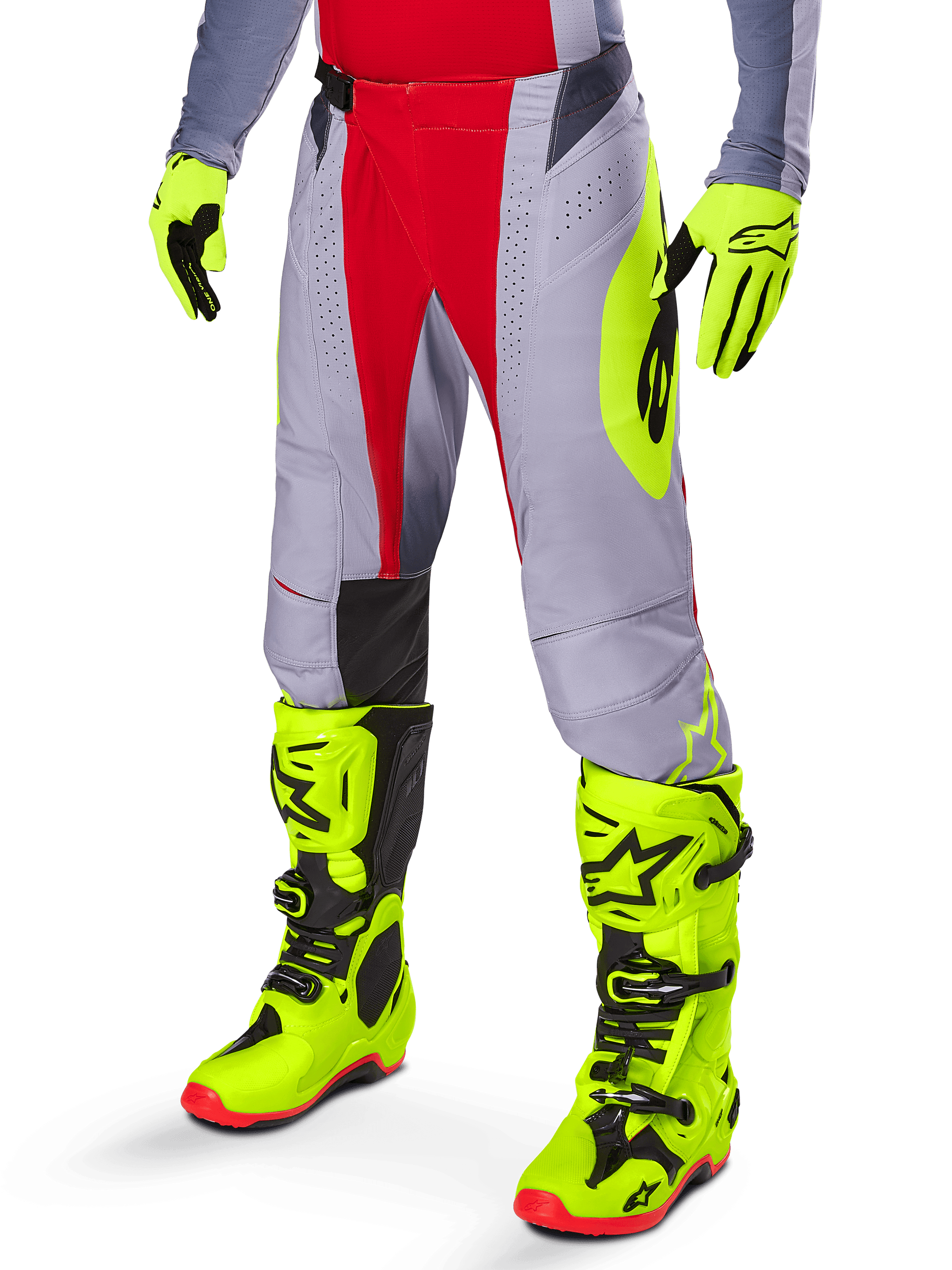 Pantalon Alpinestars Techstar Melt 2025, pantalon de motocross, rouge vif et gris, avec graphismes latéraux jaune fluo et empiècements noirs aux genoux, associé à des bottes et des gants jaune fluo assortis, conçu pour la performance en compétition tout-terrain