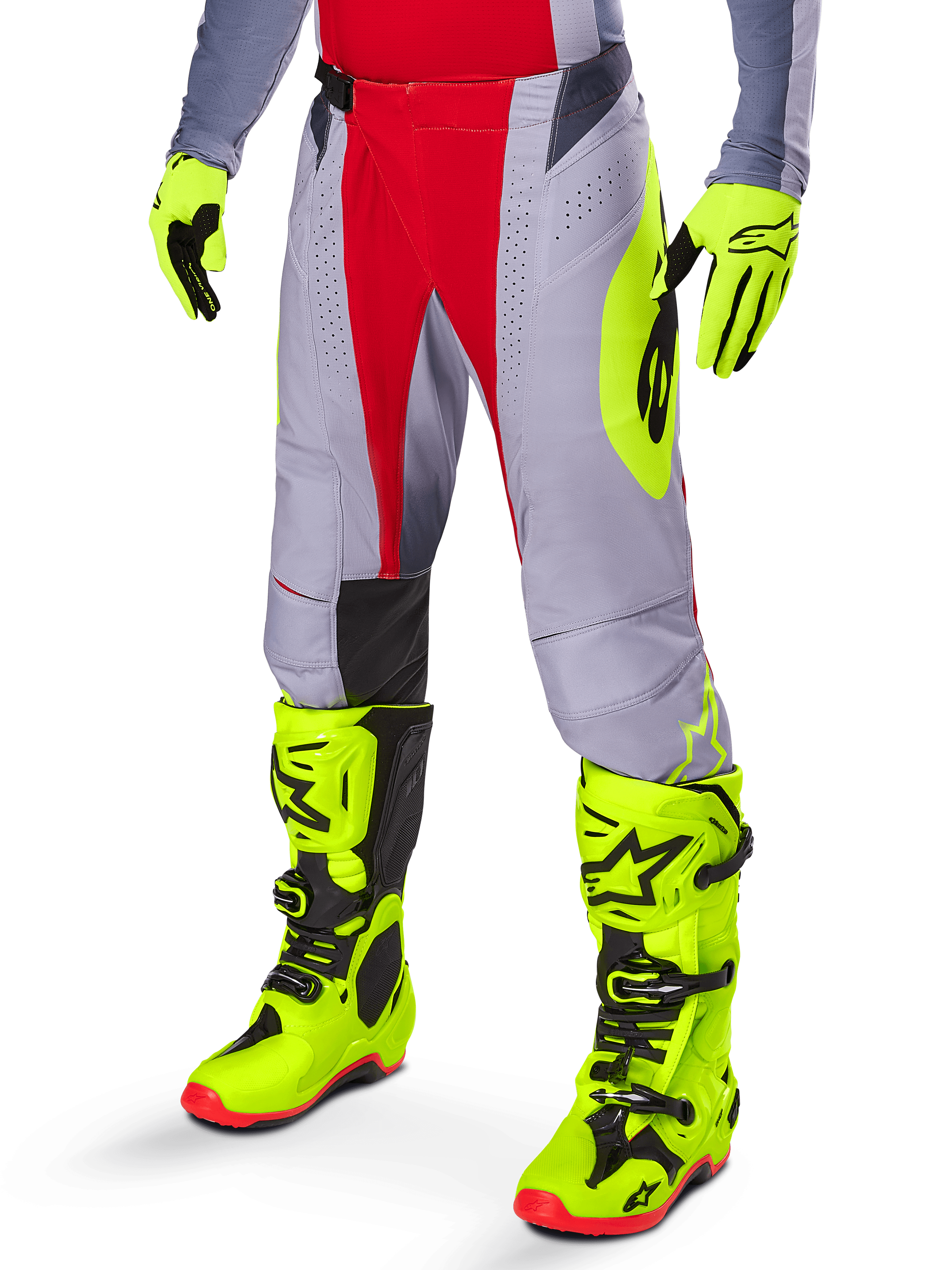 Pantalon Alpinestars Techstar Melt 2025, pantalon de motocross, rouge vif et gris, avec graphismes latéraux jaune fluo et empiècements noirs aux genoux, associé à des bottes et des gants jaune fluo assortis, conçu pour la performance en compétition tout-terrain