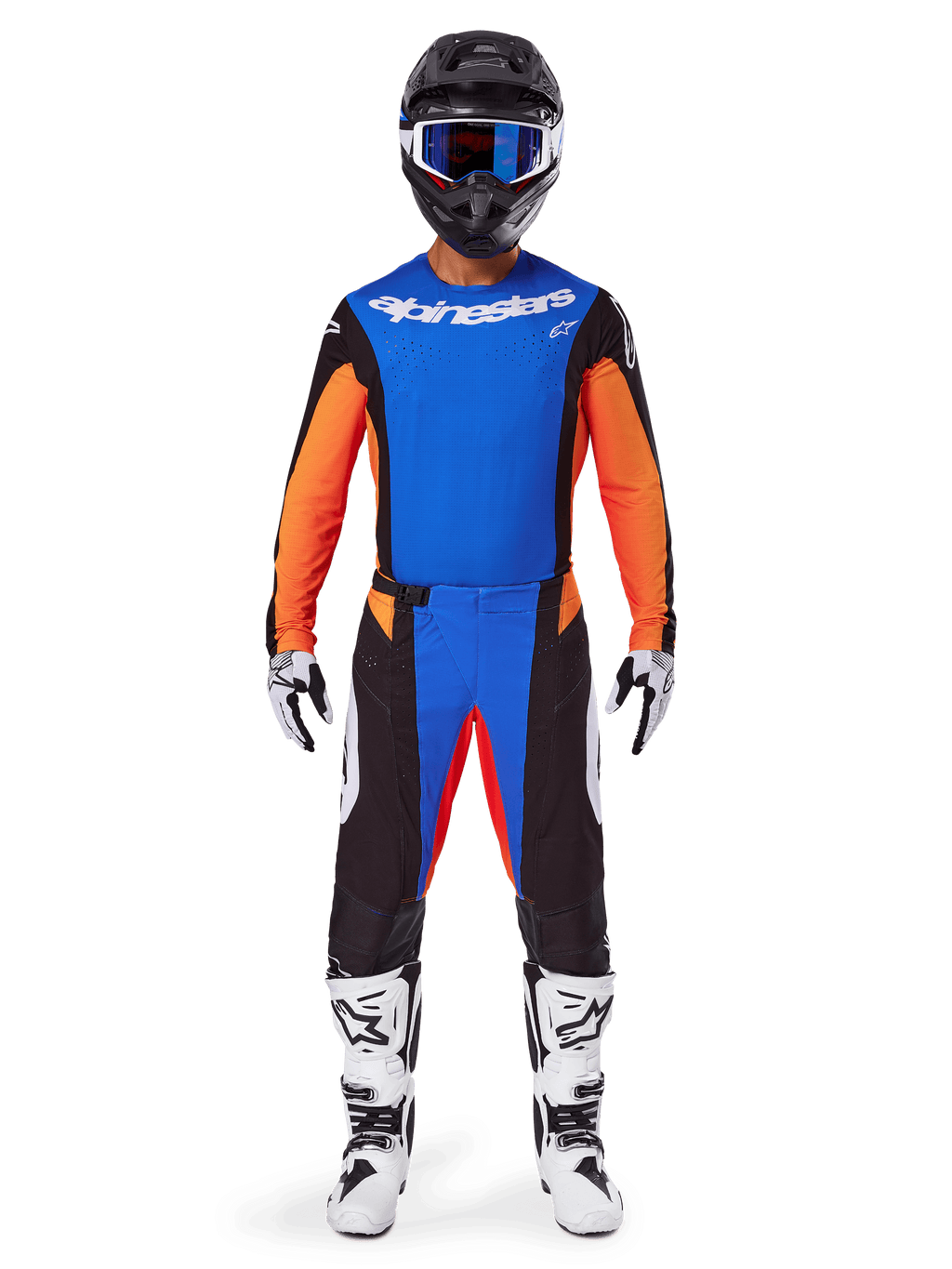 Pilote de motocross portant une tenue de course complète, ensemble d'équipement Alpinestars Techstar Melt 2025, bleu et orange, maillot bleu avec manches orange, pantalon assorti avec logos blancs, casque noir avec lunettes bleues, bottes et gants blancs et noirs, tenue coordonnée pour la course tout-terrain