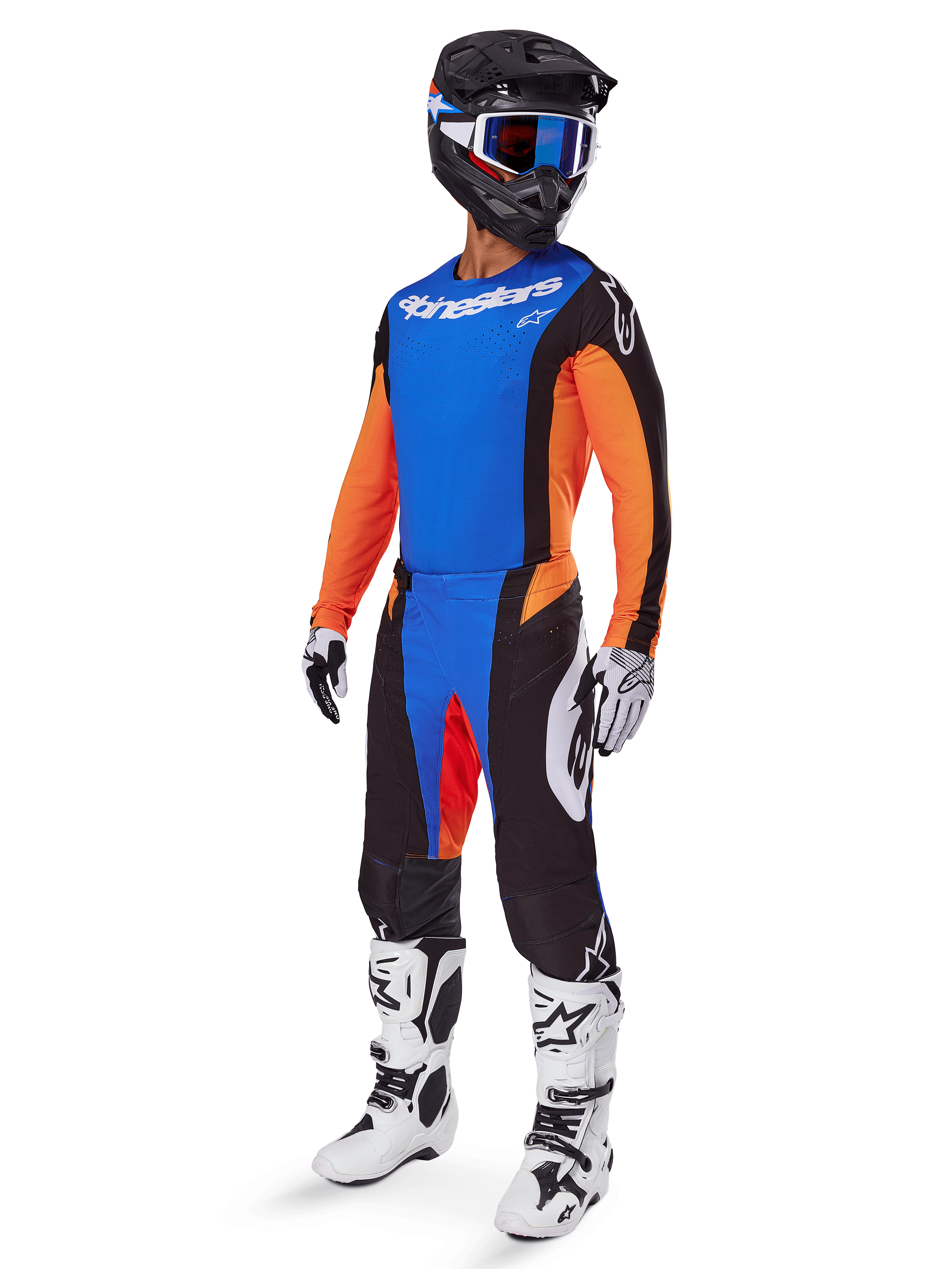 Ensemble d'équipement Alpinestars Techstar Melt 2025, pilote de motocross portant un maillot bleu à manches orange, un pantalon noir avec des accents bleus et orange, casque noir assorti avec lunettes bleues, et bottes de course blanches et noires