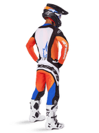 Pilote de motocross vu de dos portant l'ensemble d'équipement Alpinestars 2025 Techstar Melt, maillot orange et bleu avec panneau arrière blanc et pantalon assorti, avec marquage blanc imposant, casque de motocross noir et bottes de course blanches.