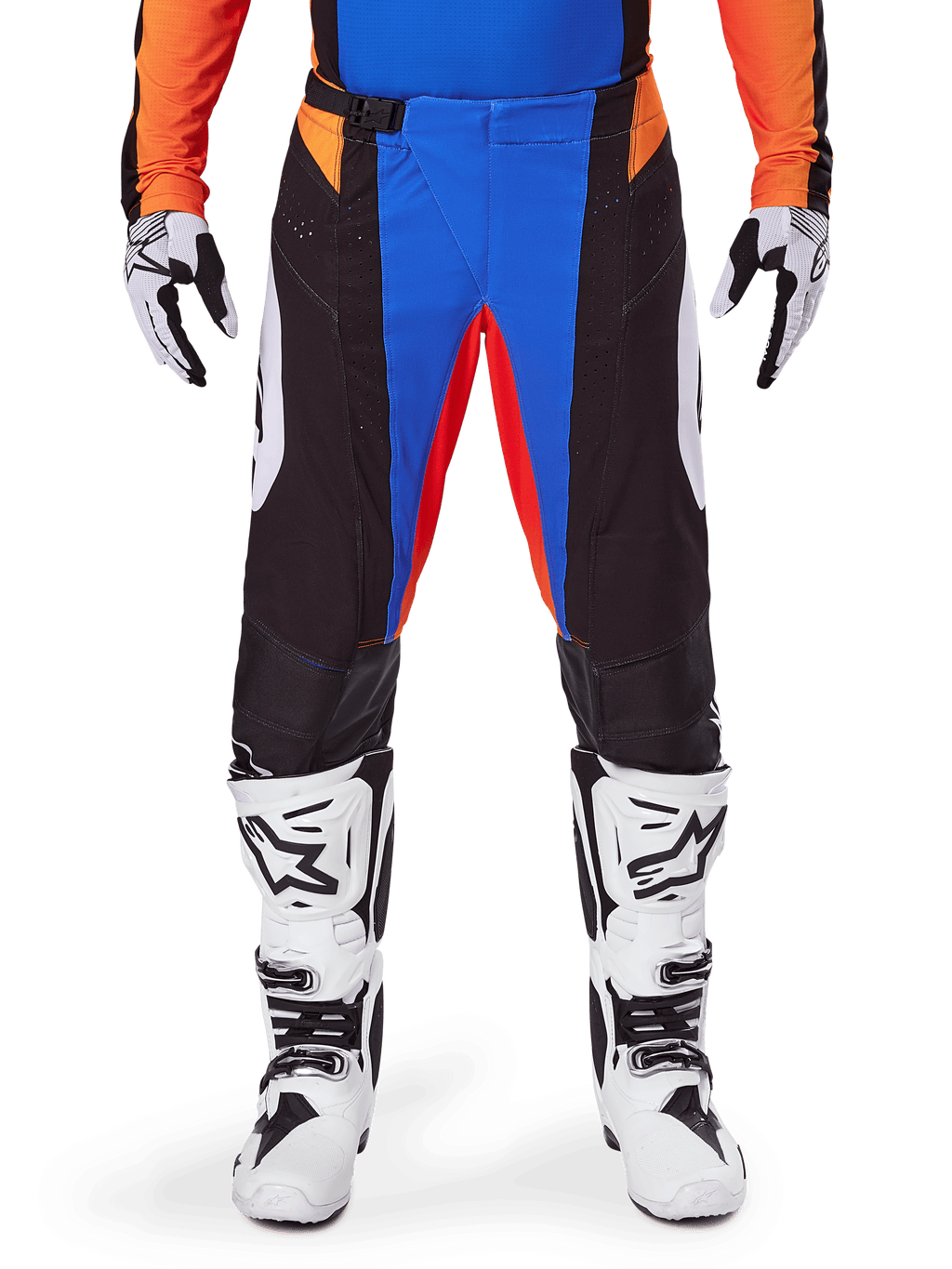 Pantalon de motocross Alpinestars 2025 Techstar Melt, orange et bleu, porté avec un maillot assorti et des bottes blanches, doté de panneaux noirs avec des accents bleu et orange vifs, perforé pour la ventilation, coupe athlétique de course pour la performance tout-terrain.