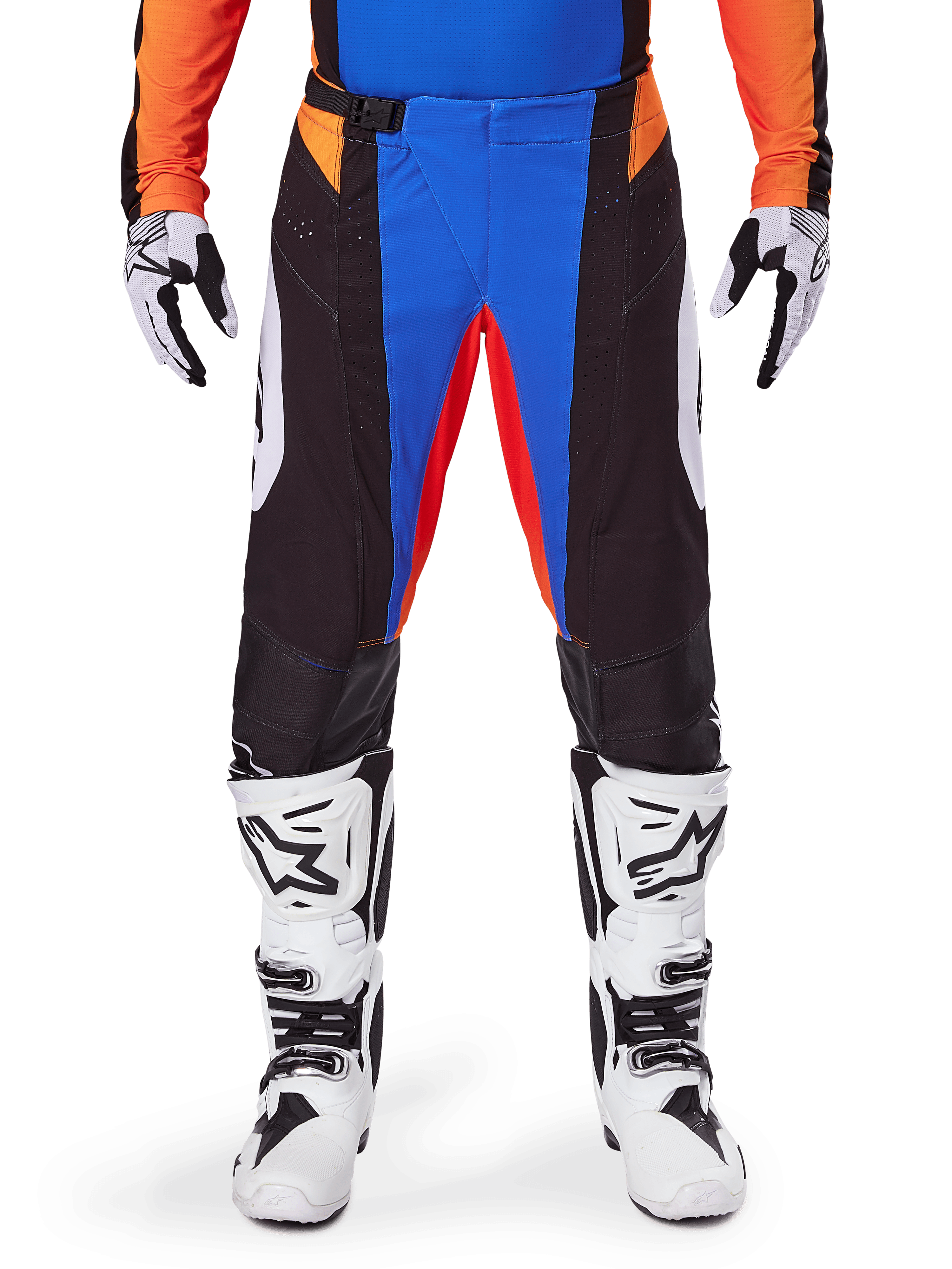 Pantalon de motocross Alpinestars 2025 Techstar Melt, orange et bleu, porté avec un maillot assorti et des bottes blanches, doté de panneaux noirs avec des accents bleu et orange vifs, perforé pour la ventilation, coupe athlétique de course pour la performance tout-terrain.