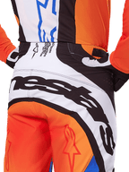 Alpinestars Techstar Melt Pants 2025, pantalon de motocross, orange et bleu, vue arrière rapprochée de l'assise et de la taille, marquage noir audacieux sur fond blanc, panneaux orange avec logos étoiles rouges, équipement de performance athlétique pour la course tout-terrain