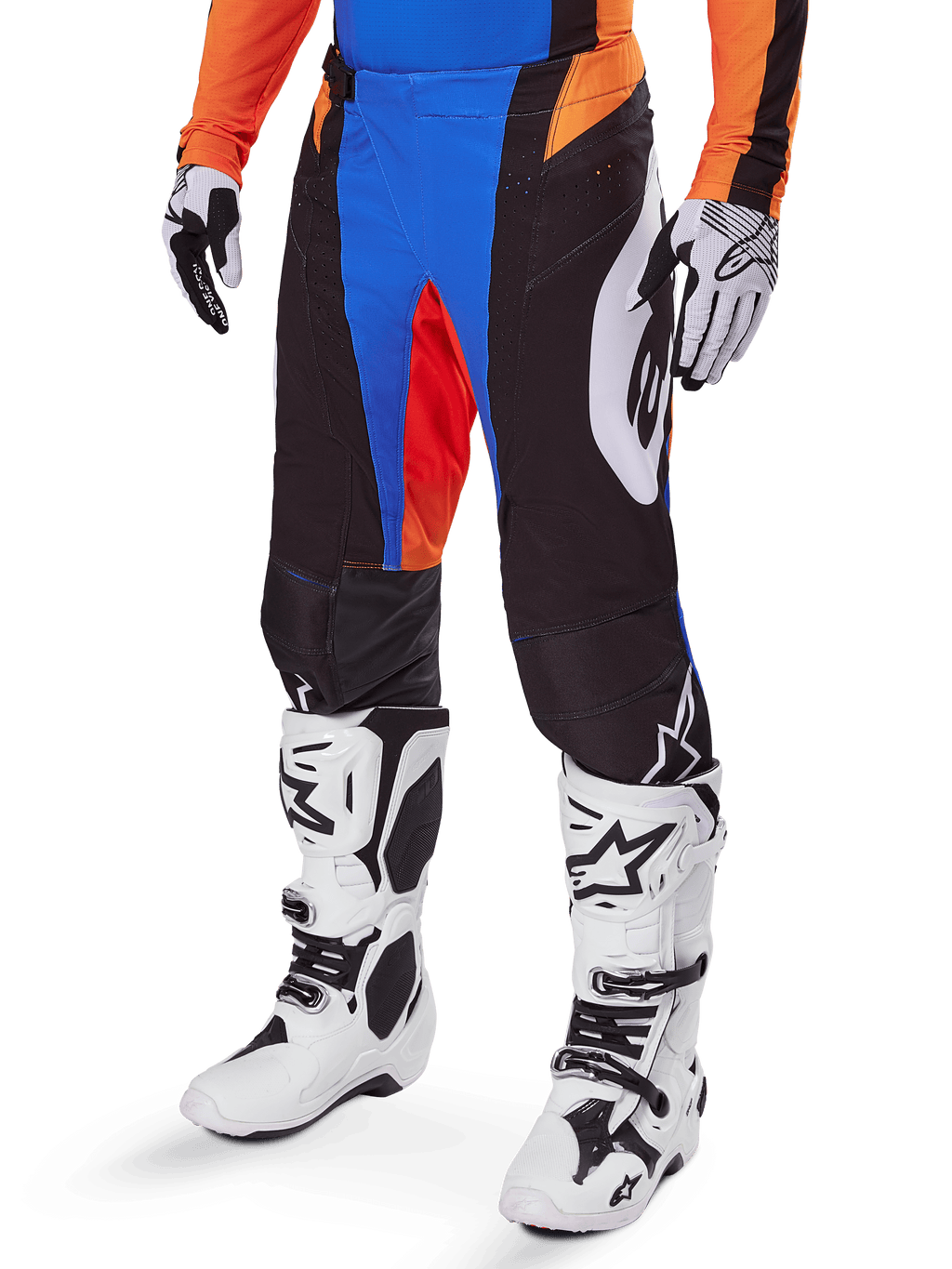 Pantalon de motocross Alpinestars Techstar Melt 2025, noir avec accents bleus et orange, porté avec des bottes blanches et un maillot assorti, doté d'un matériau de protection durable et d'un design de course sportif