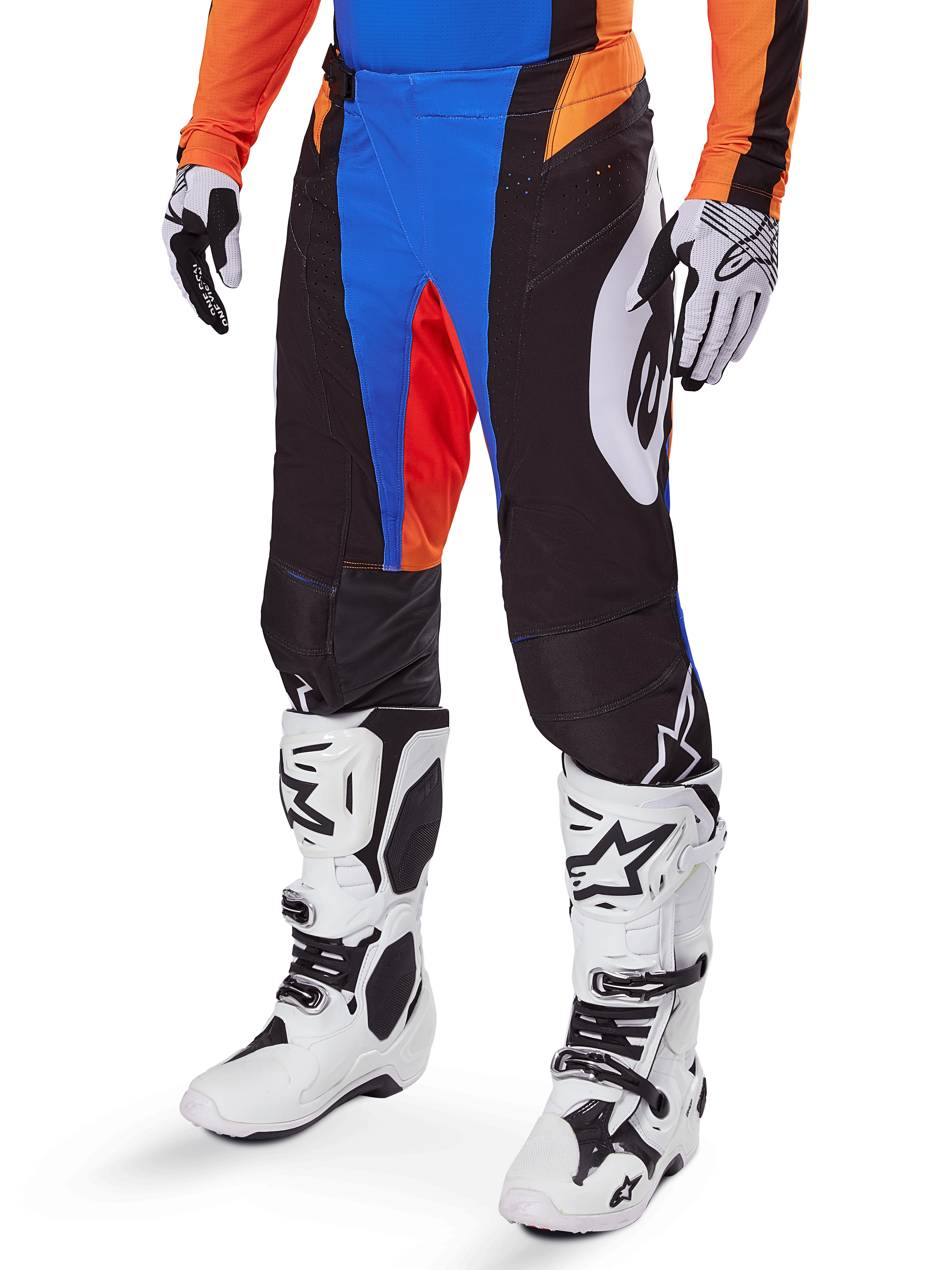 Pantalon de motocross Alpinestars Techstar Melt 2025, noir avec accents bleus et orange, porté avec des bottes blanches et un maillot assorti, doté d'un matériau de protection durable et d'un design de course sportif