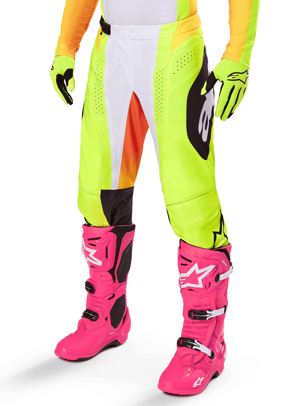 Alpinestars 2025 Techstar Melt Pants, pantalon de motocross, jaune fluo avec accents blancs et orange, motifs noirs sur les côtés, porté avec des bottes de motocross rose vif et des gants jaune fluo, doté de ventilations perforées, équipement de course tout-terrain durable