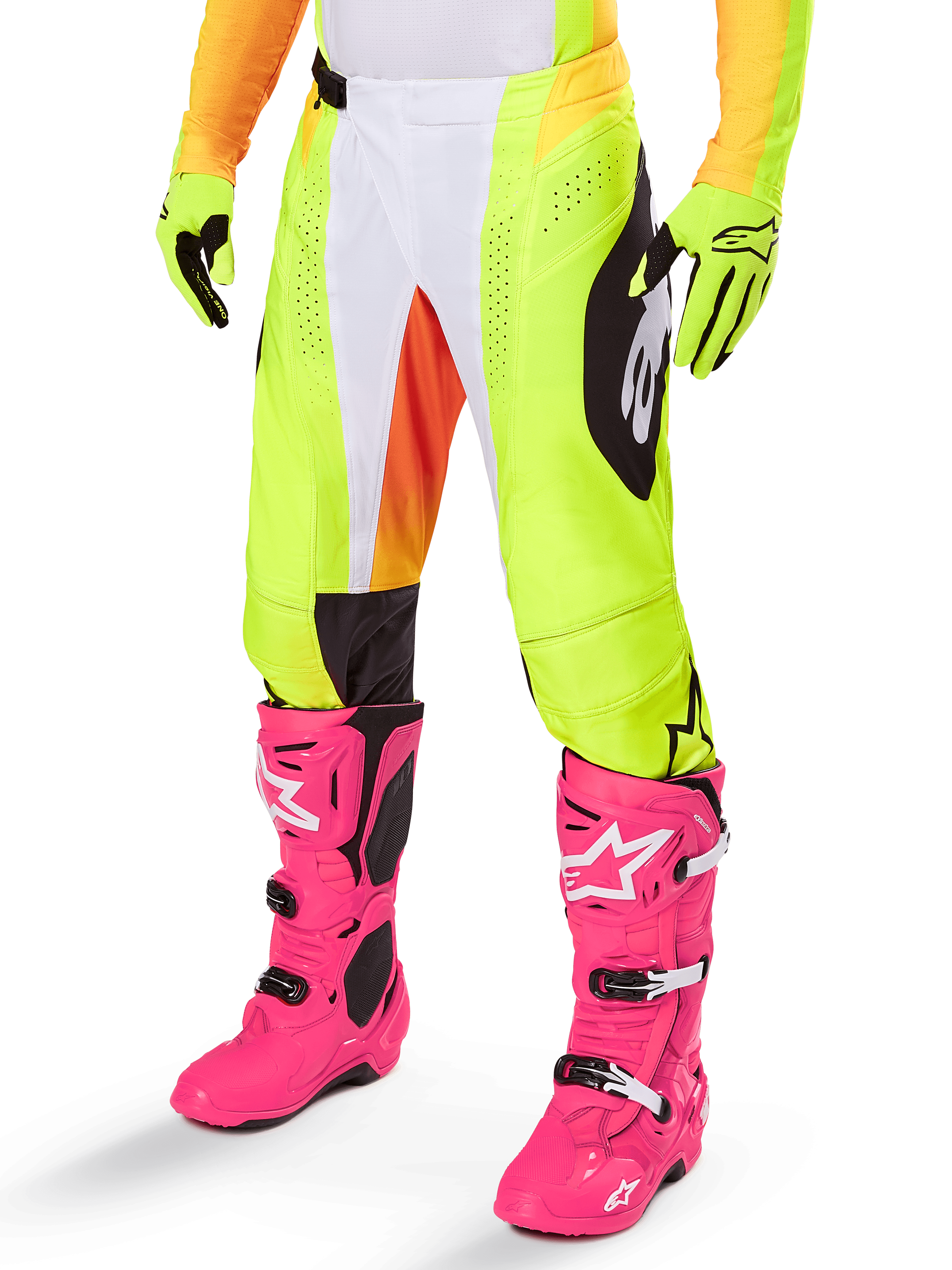 Alpinestars 2025 Techstar Melt Pants, pantalon de motocross, jaune fluo avec accents blancs et orange, motifs noirs sur les côtés, porté avec des bottes de motocross rose vif et des gants jaune fluo, doté de ventilations perforées, équipement de course tout-terrain durable