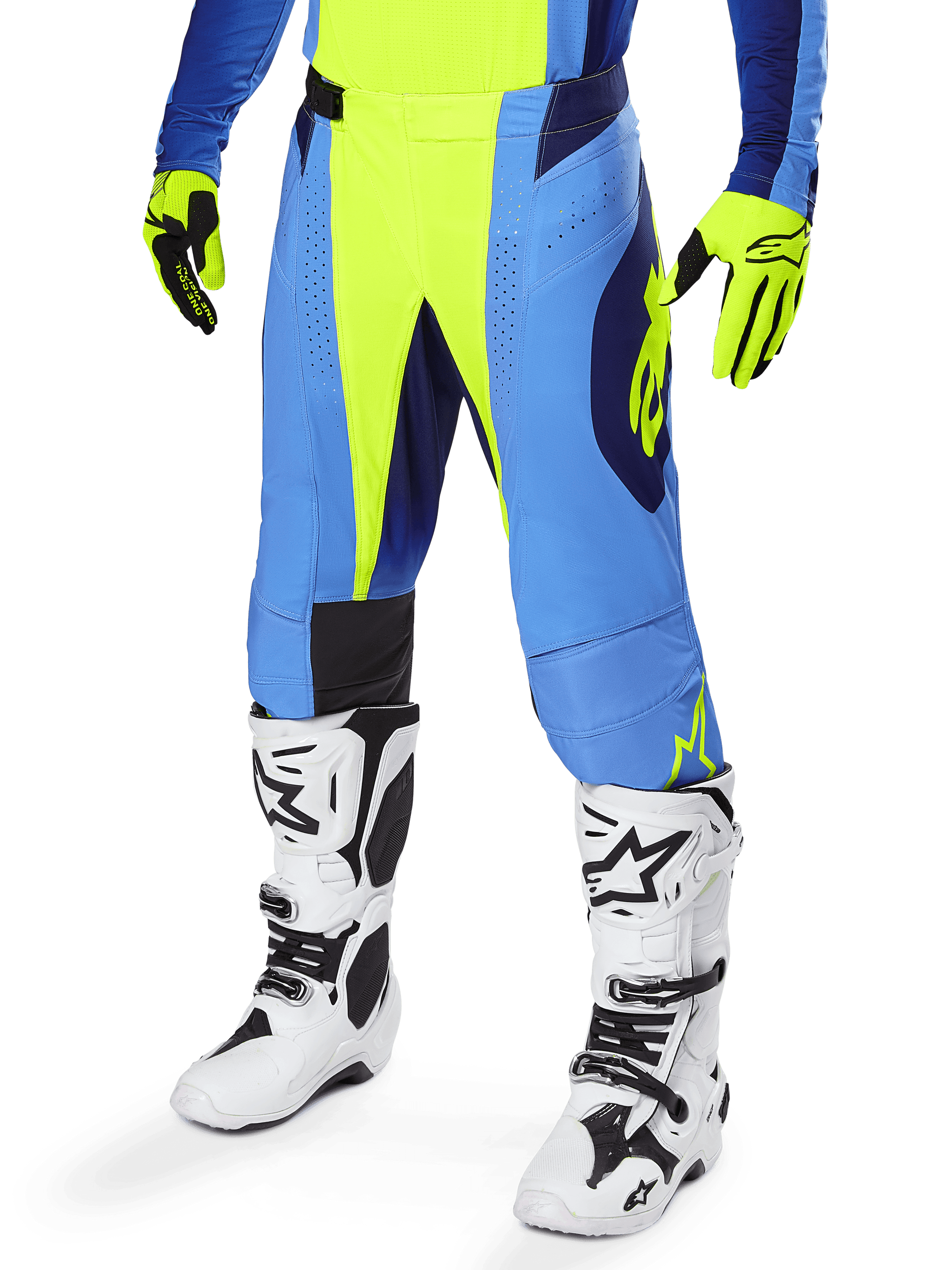 Pantalon Alpinestars Techstar Melt 2025, pantalon de motocross, jaune fluo et bleu, porté avec des gants jaunes et bleus assortis et des bottes de motocross blanches, doté d'une coupe ergonomique et d'une ventilation pour la performance en course tout-terrain