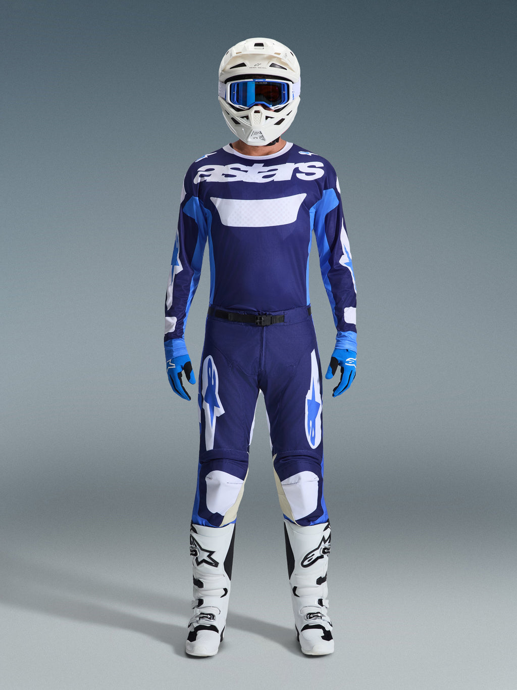 Ensemble d'équipement Alpinestars Racer Riway 2026, tenue complète de motocross, maillot bleu marine et bleu clair avec lettrage « astars » blanc, pantalon assorti avec accents blancs, casque blanc avec lunettes bleues et bottes tout-terrain blanches.