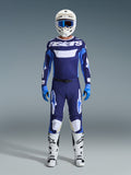 Ensemble d'équipement Alpinestars Racer Riway 2026, tenue complète de motocross, maillot bleu marine et bleu clair avec lettrage « astars » blanc, pantalon assorti avec accents blancs, casque blanc avec lunettes bleues et bottes tout-terrain blanches.