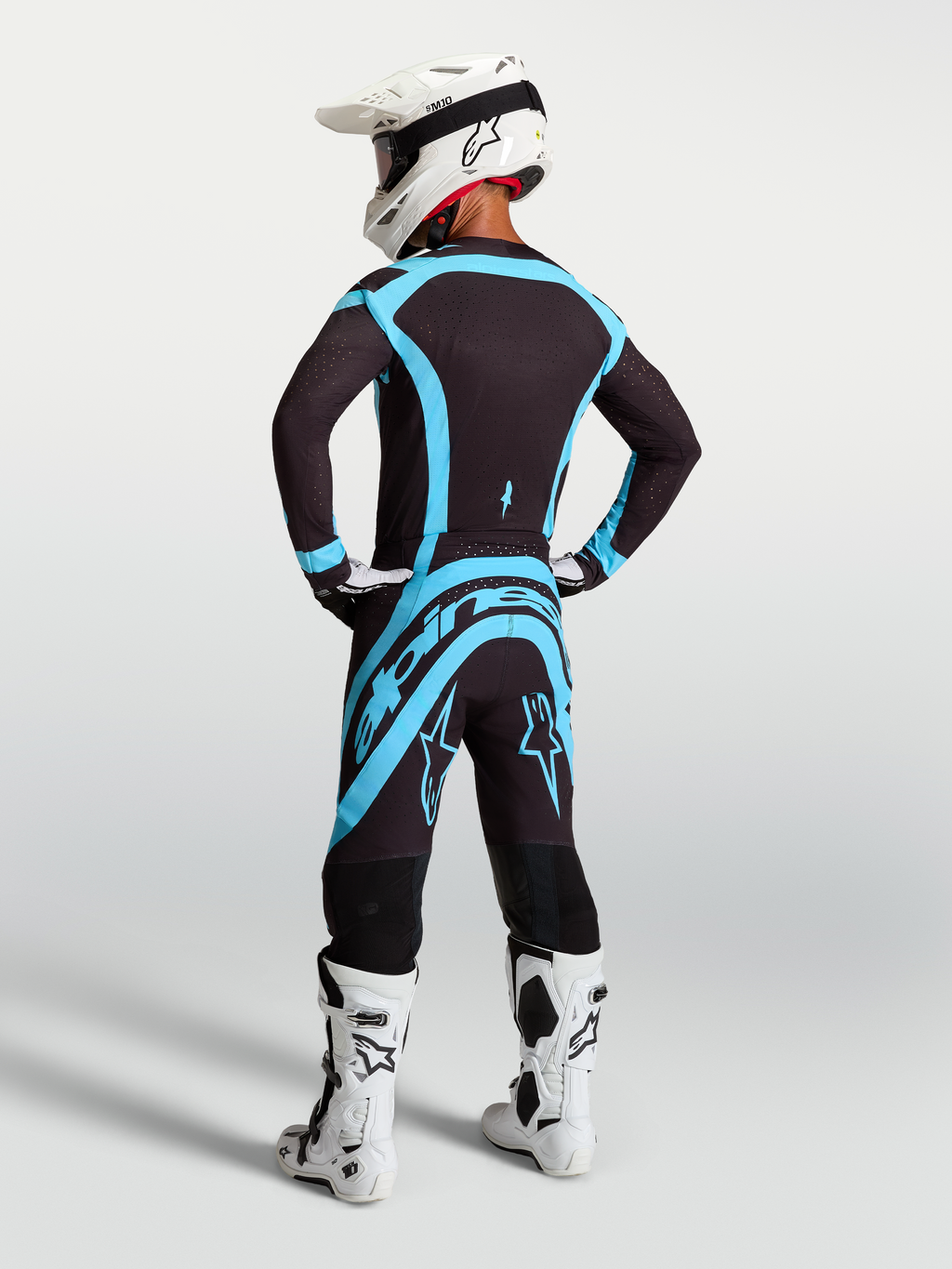 Pantalon Supertech Vesta Alpinestars, pantalon de motocross pour homme, noir et turquoise, vue de dos sur mannequin.